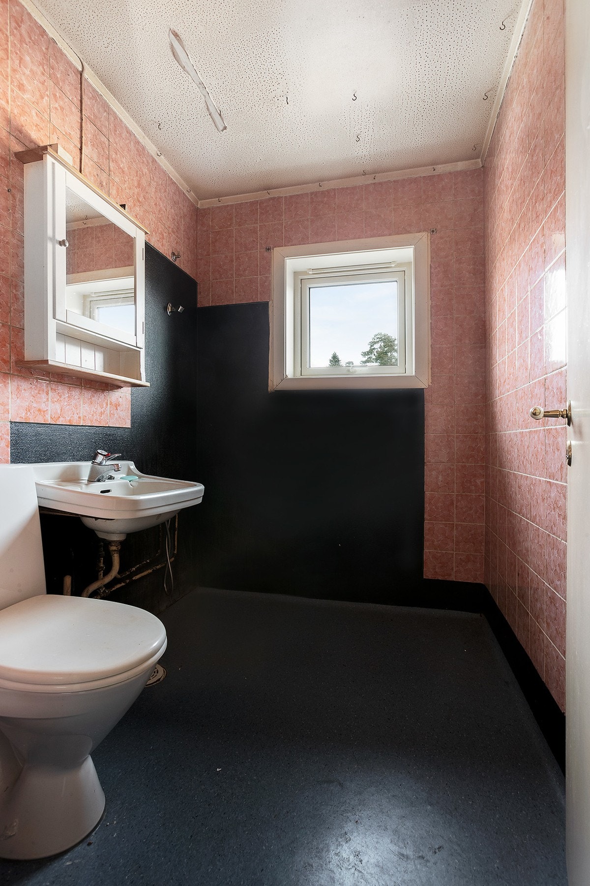 Eldre baderom som må pusses opp. Galleribilde