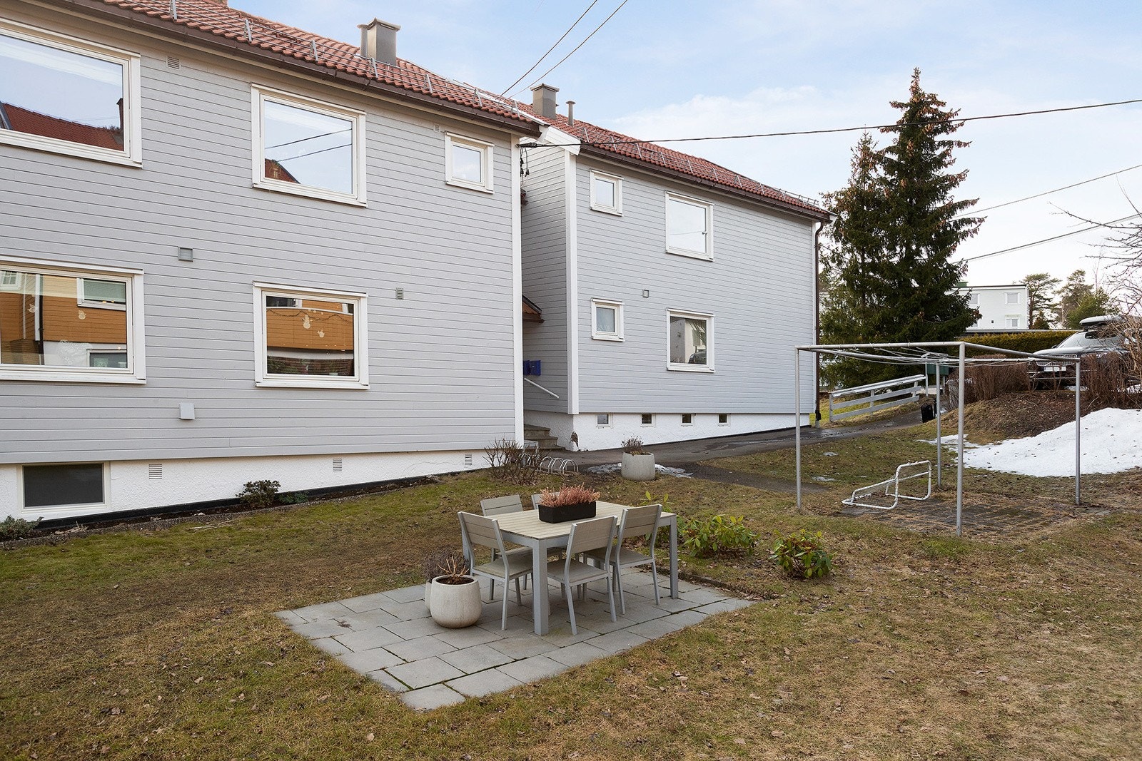 Felles opparbeidet hage rundt huset. Galleribilde