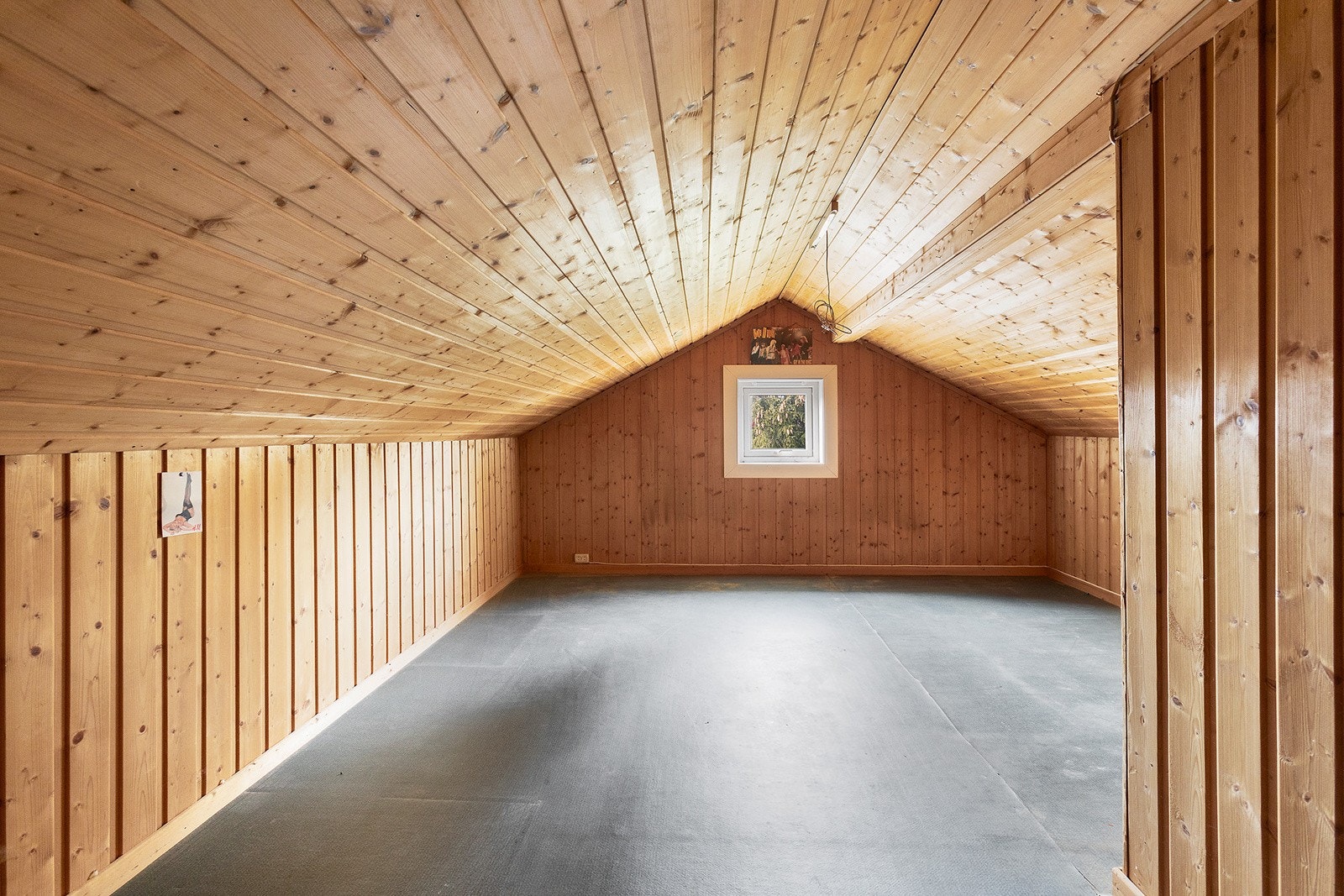 Loftsetasje på ca 20 kvm i gulvareal - ikke måleverdig pga lav takhøyde. Galleribilde