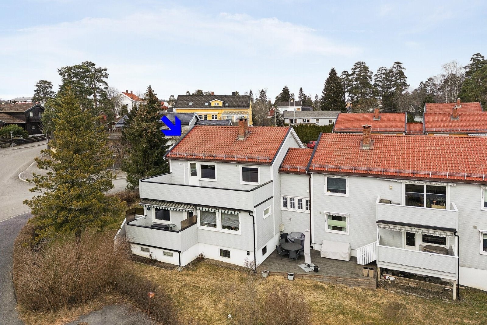 Velkommen til Tyristubbveien 1 - boligen ligger i 2. etasje med loftsetasje. Boligen trenger totaloppussing. Galleribilde