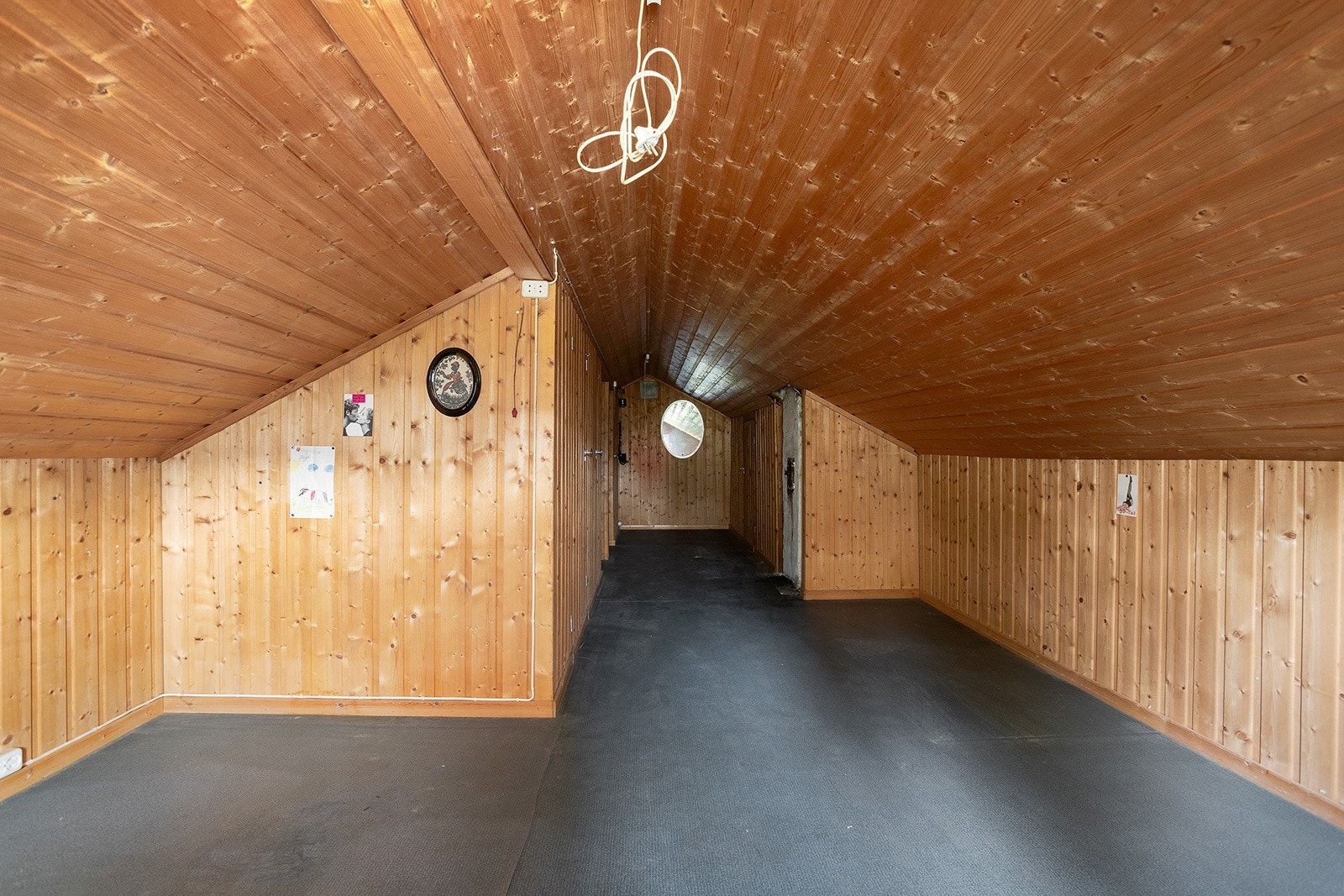 Loftsetasje på ca 20 kvm i gulvareal - ikke måleverdig pga lav takhøyde. Galleribilde