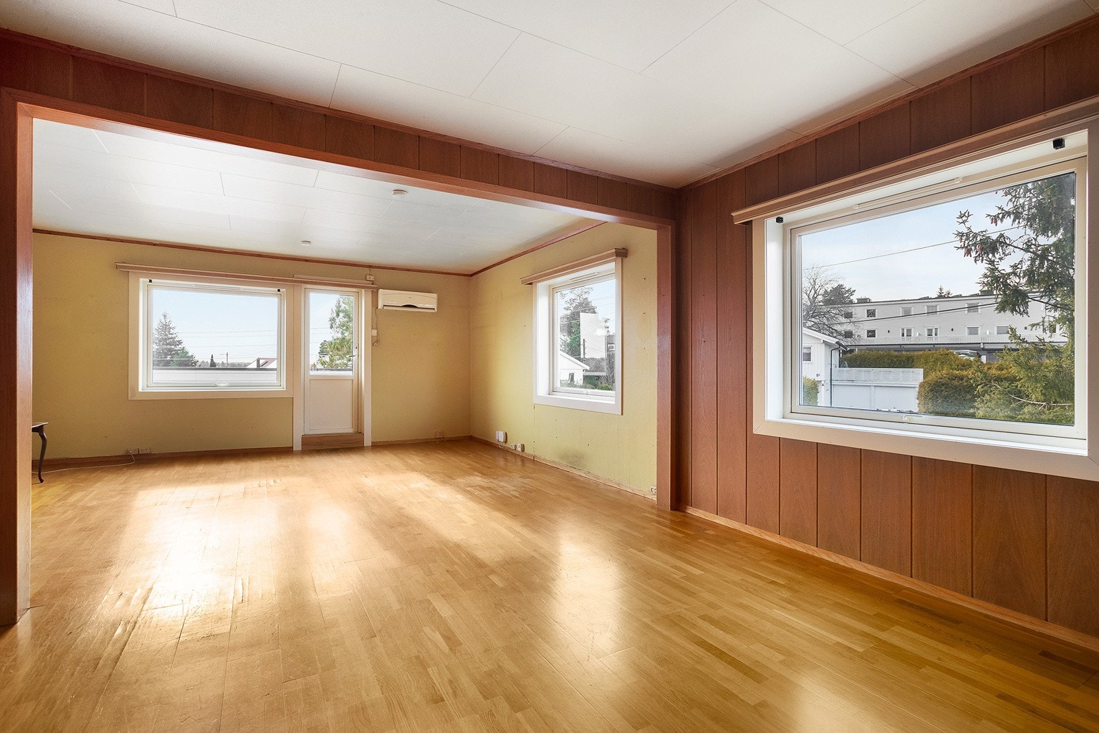 Lys og romslig stue der opprinnelig soverom er omgjort til stue Galleribilde