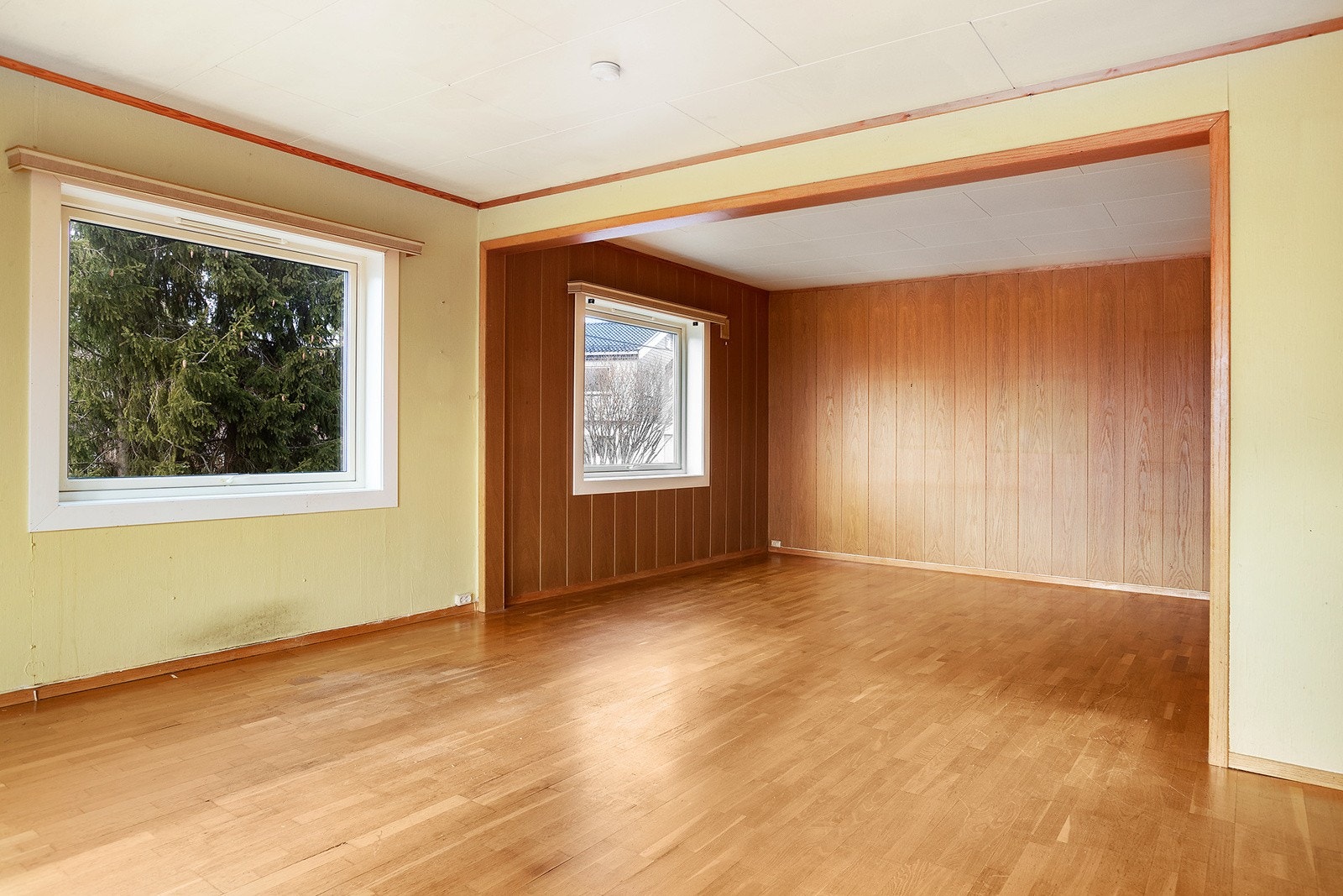 Stor og åpen stue med flere innredningsmuligheter Galleribilde