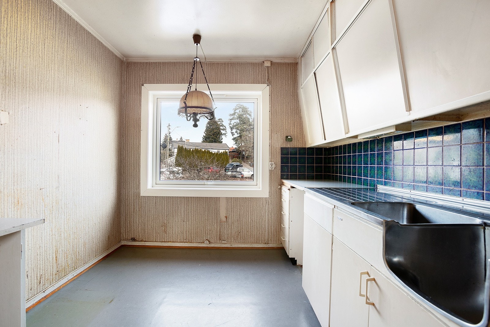 Eldre kjøkken med original kjøkkeninnredning Galleribilde