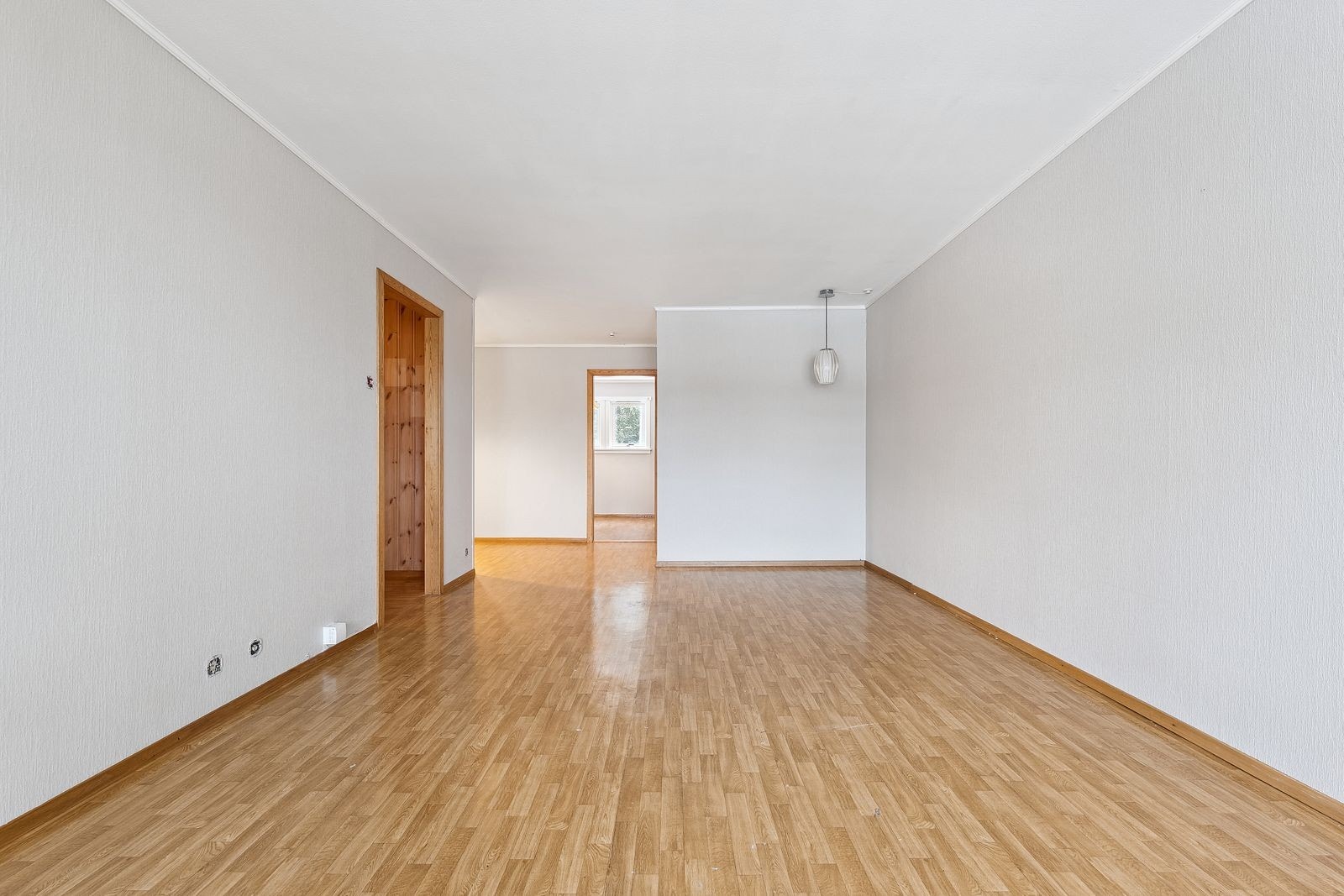Stuen har god plass til både sofakrok, medievegg og spisestue Galleribilde