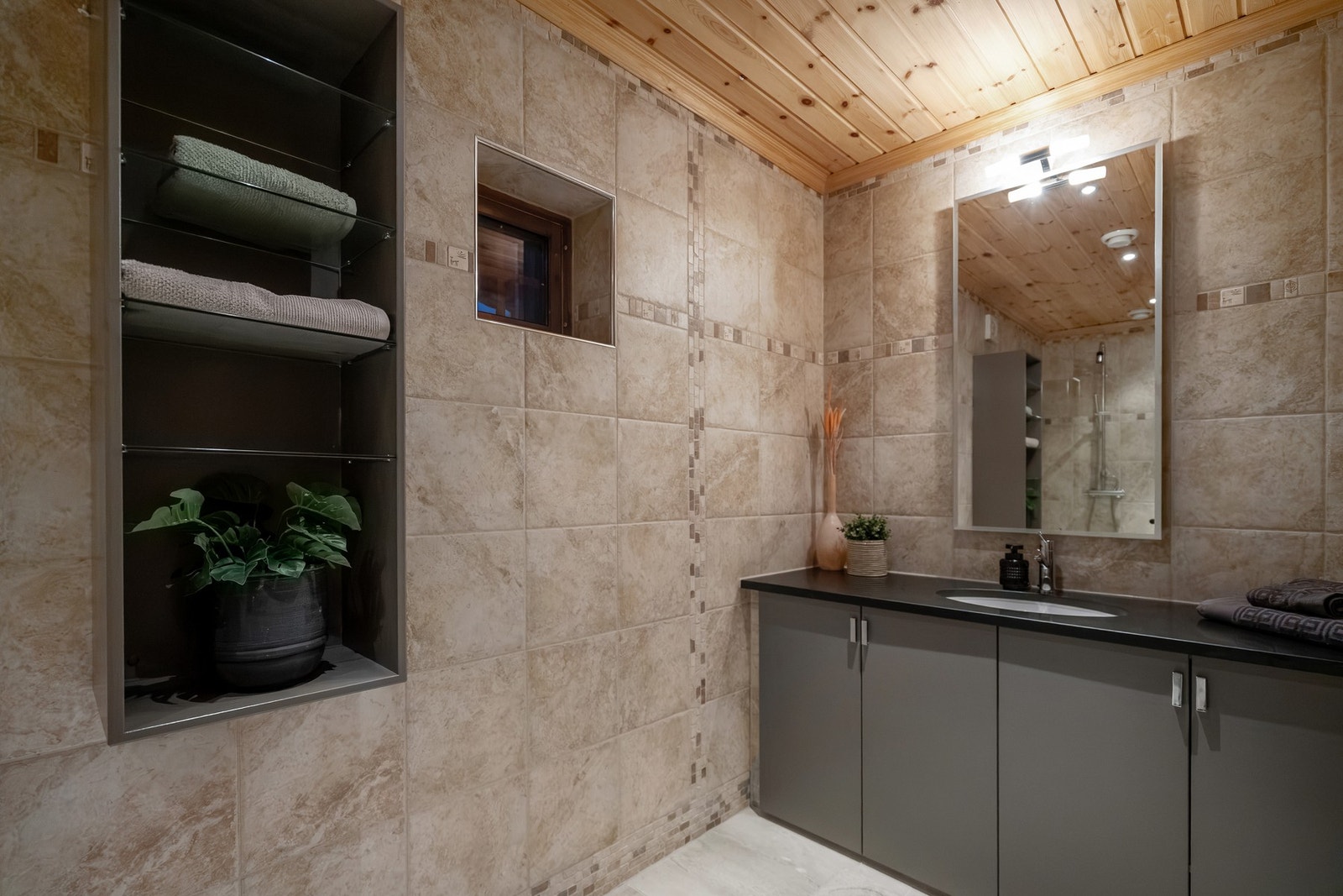 Flott bad til de øvrige soverommene Galleribilde