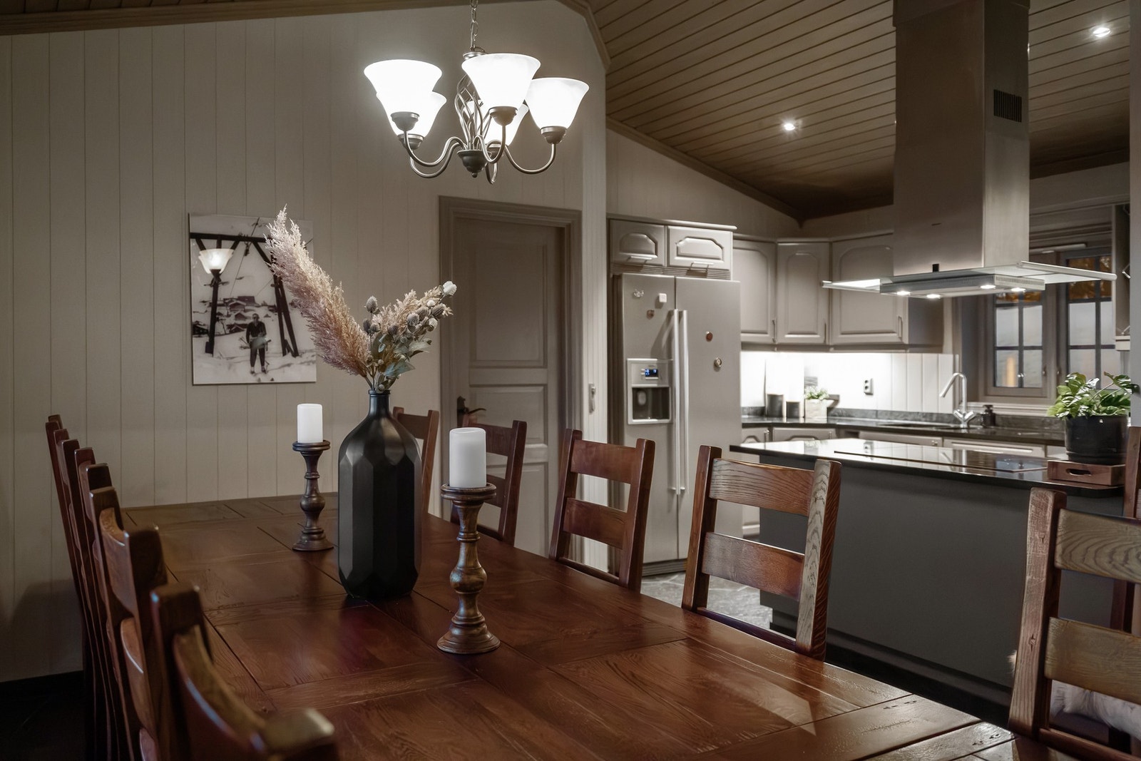 Koselig spisestue i tilknytning til kjøkkenet. Galleribilde