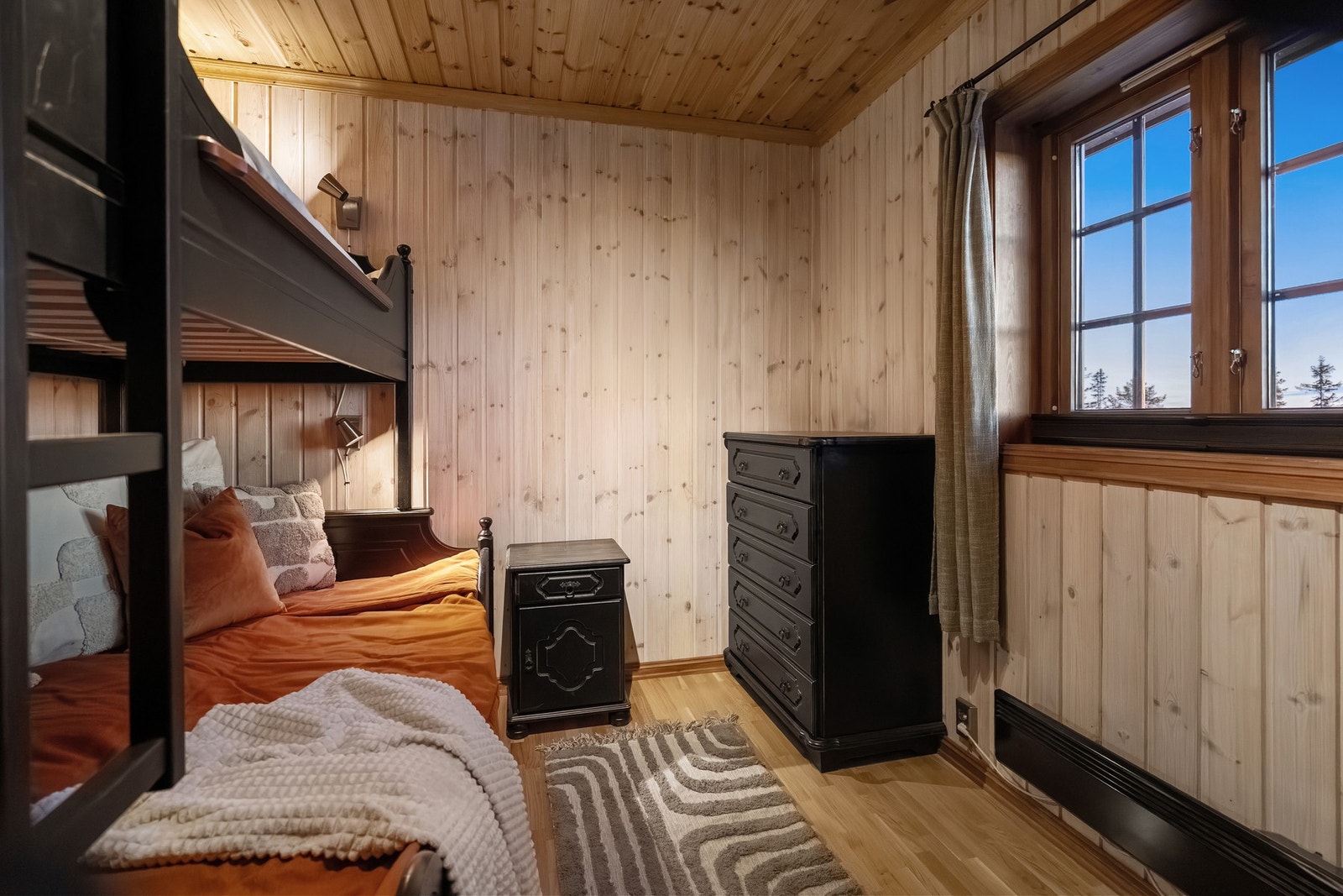 Det er tre gode soverom i denne hytta. Galleribilde