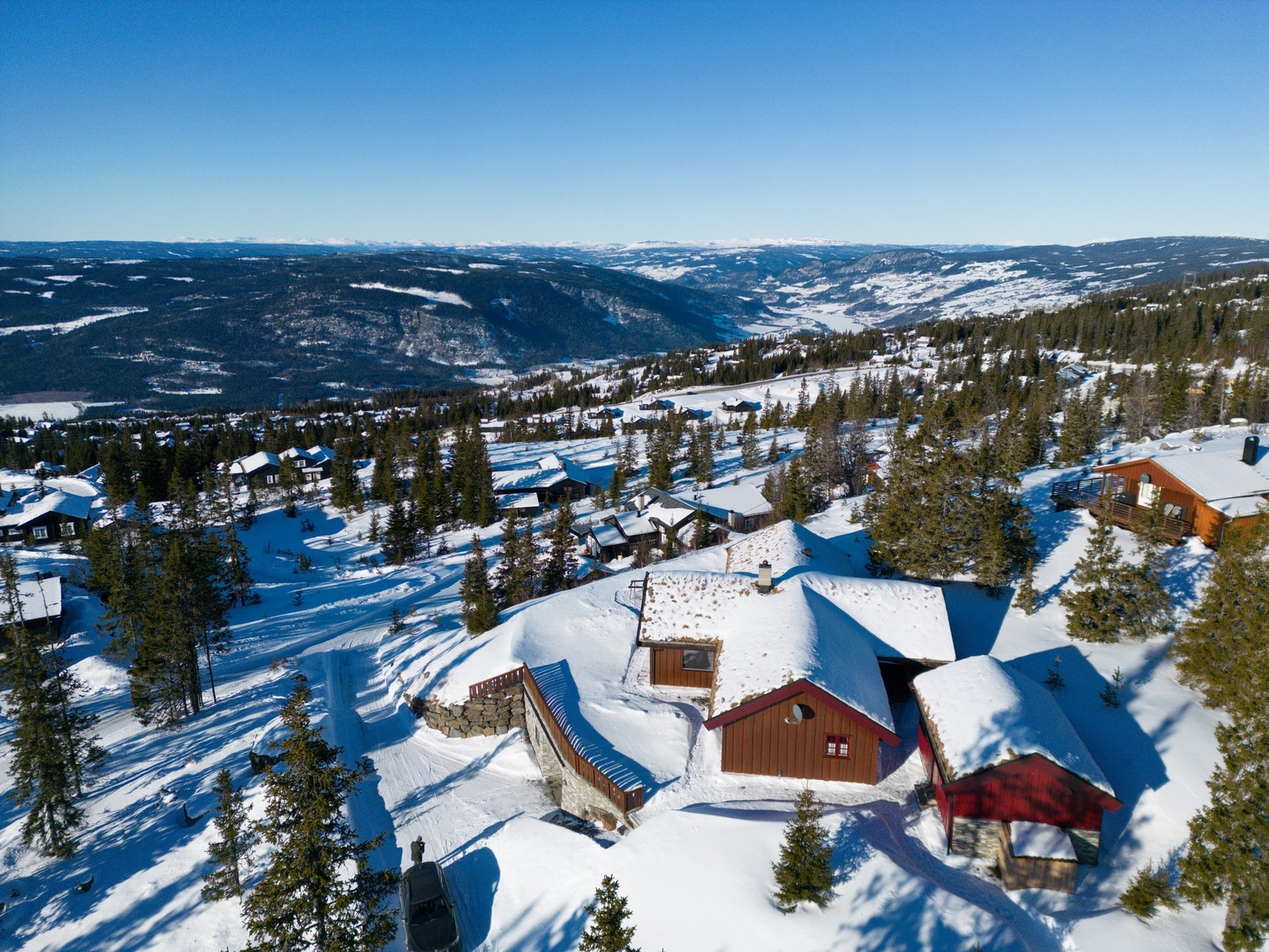 Nedre Vesleslåa 10 ligger usjenert til med særdeles flott utsikt mot langt sørover, vestover og nordover i fjellheimen. Uante turmuligheter sommer og vinter. Galleribilde