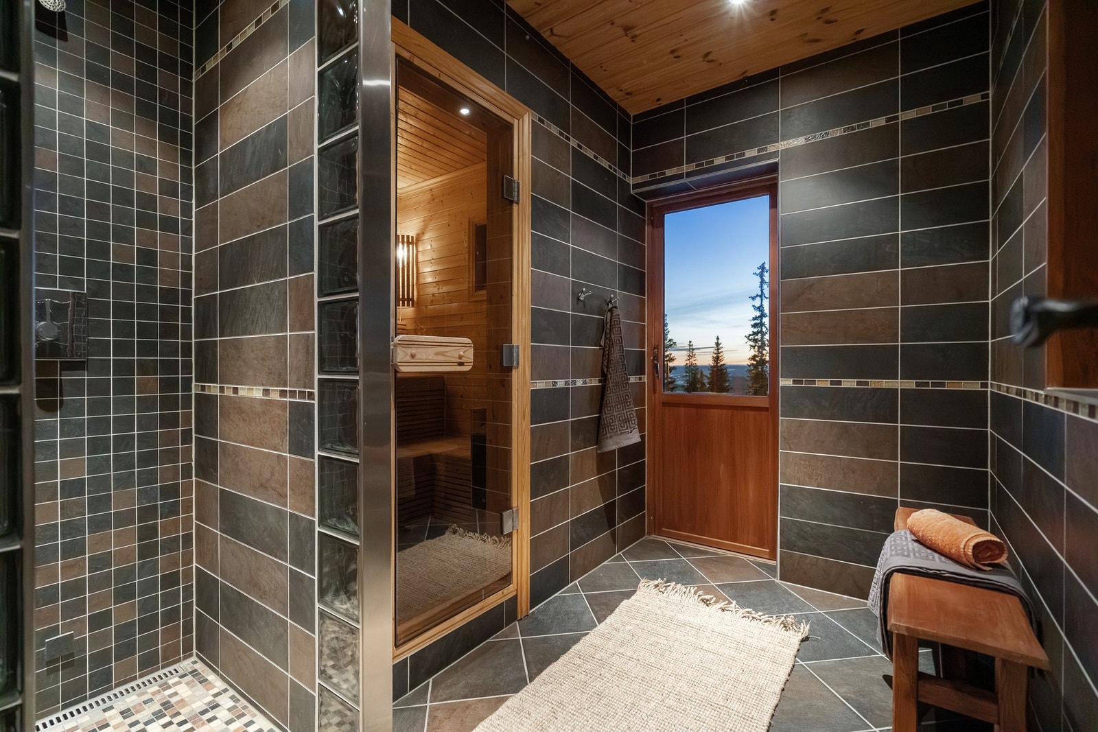 Romslig garderobe og bad med badstue. Galleribilde