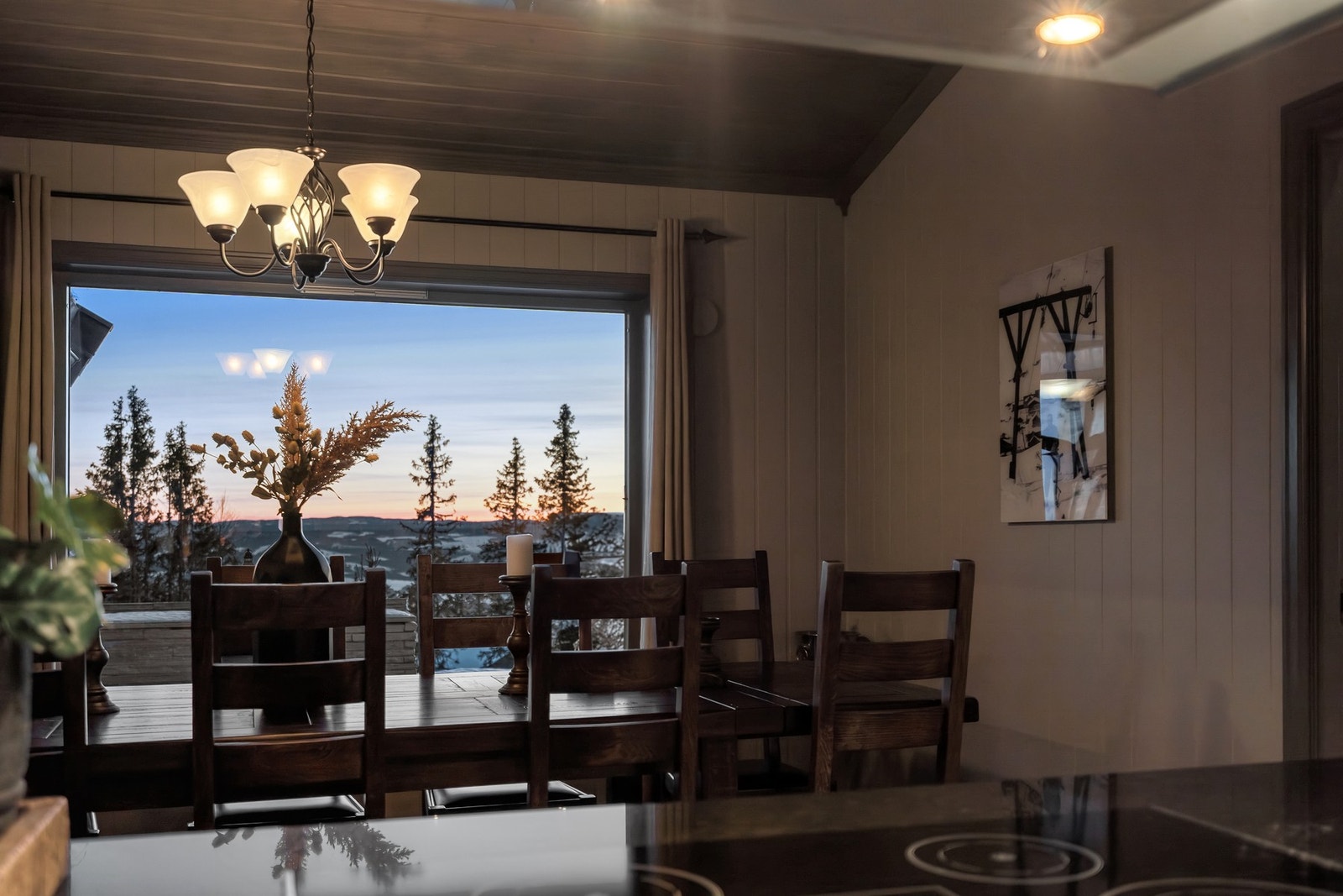 Nydelig utsikt gjennom de store vinduene i spisestuen. Galleribilde