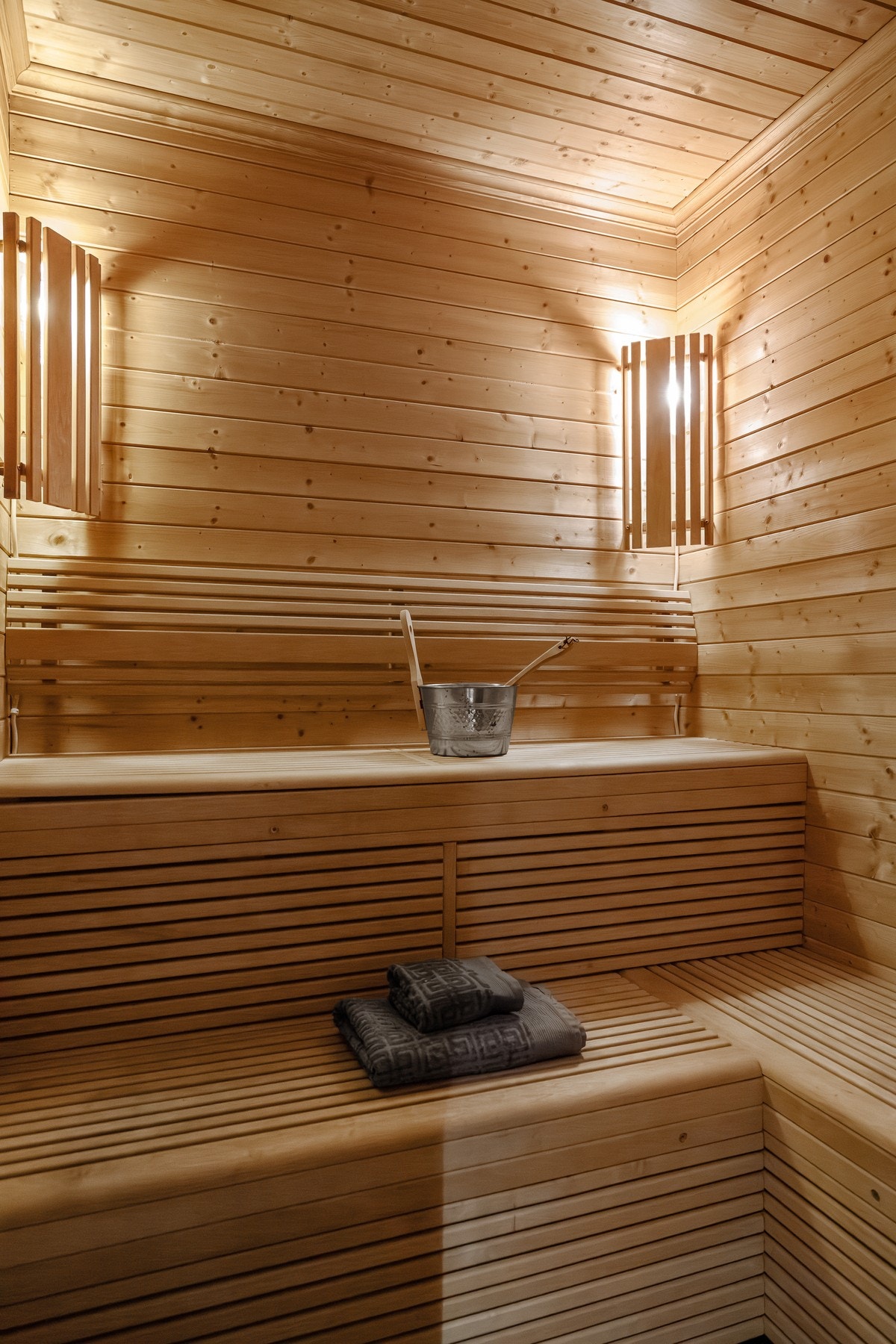 Fra det ene badet er det dør inn til en deilig badstue. Galleribilde