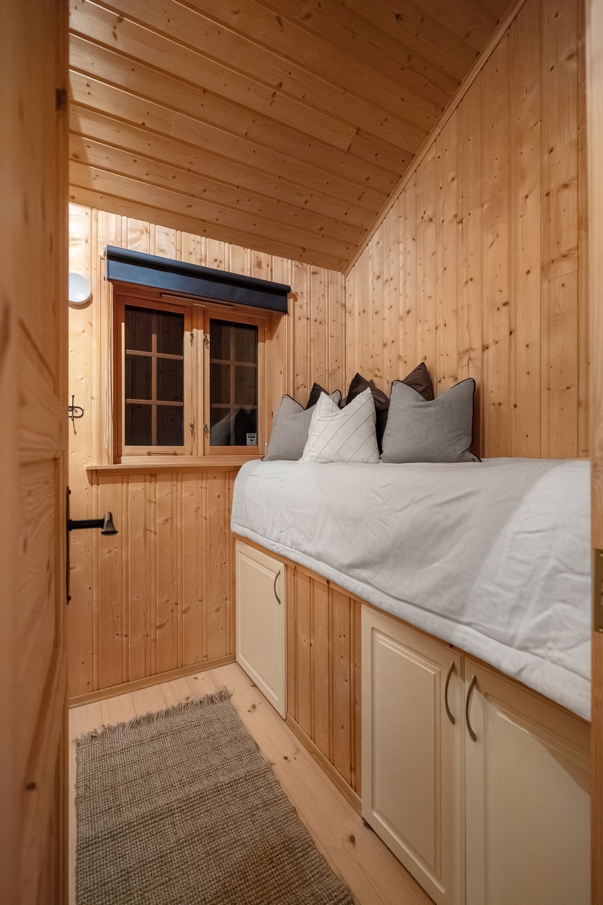 Et soverom i annekset med familiekøye samt en ekstra høy seng med skapplass under for smart oppbevaring av utstyr. Galleribilde