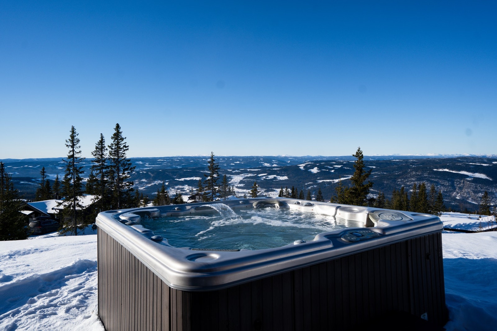 Etter en dag utendørs med aktiviteter er det deilig å kunne synke ned i denne deilige boblebad som kan fjernstyres med app. Galleribilde