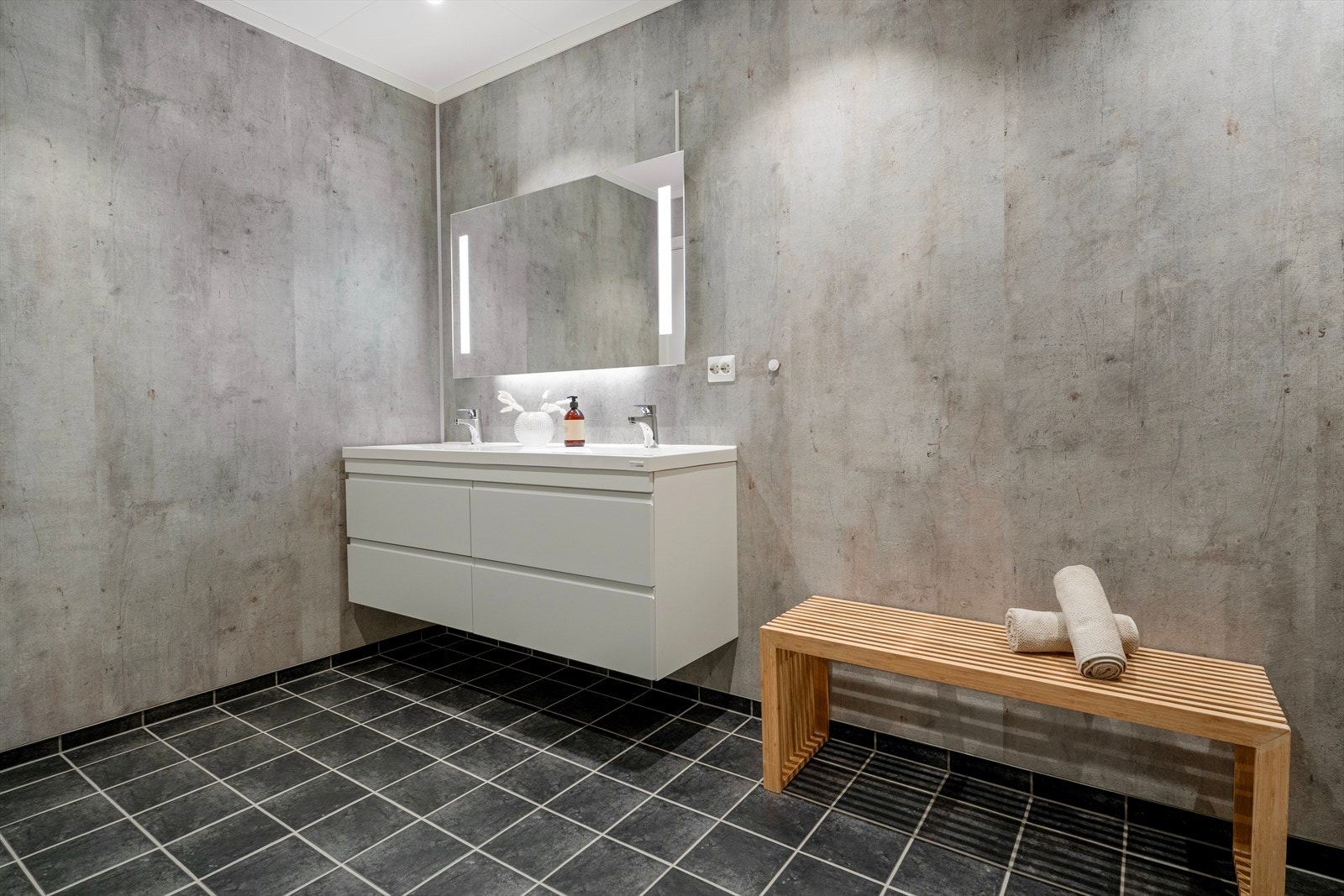 Badet i underetasjen er særs romsleg, og har innreiing med dobbel servant. Galleribilde