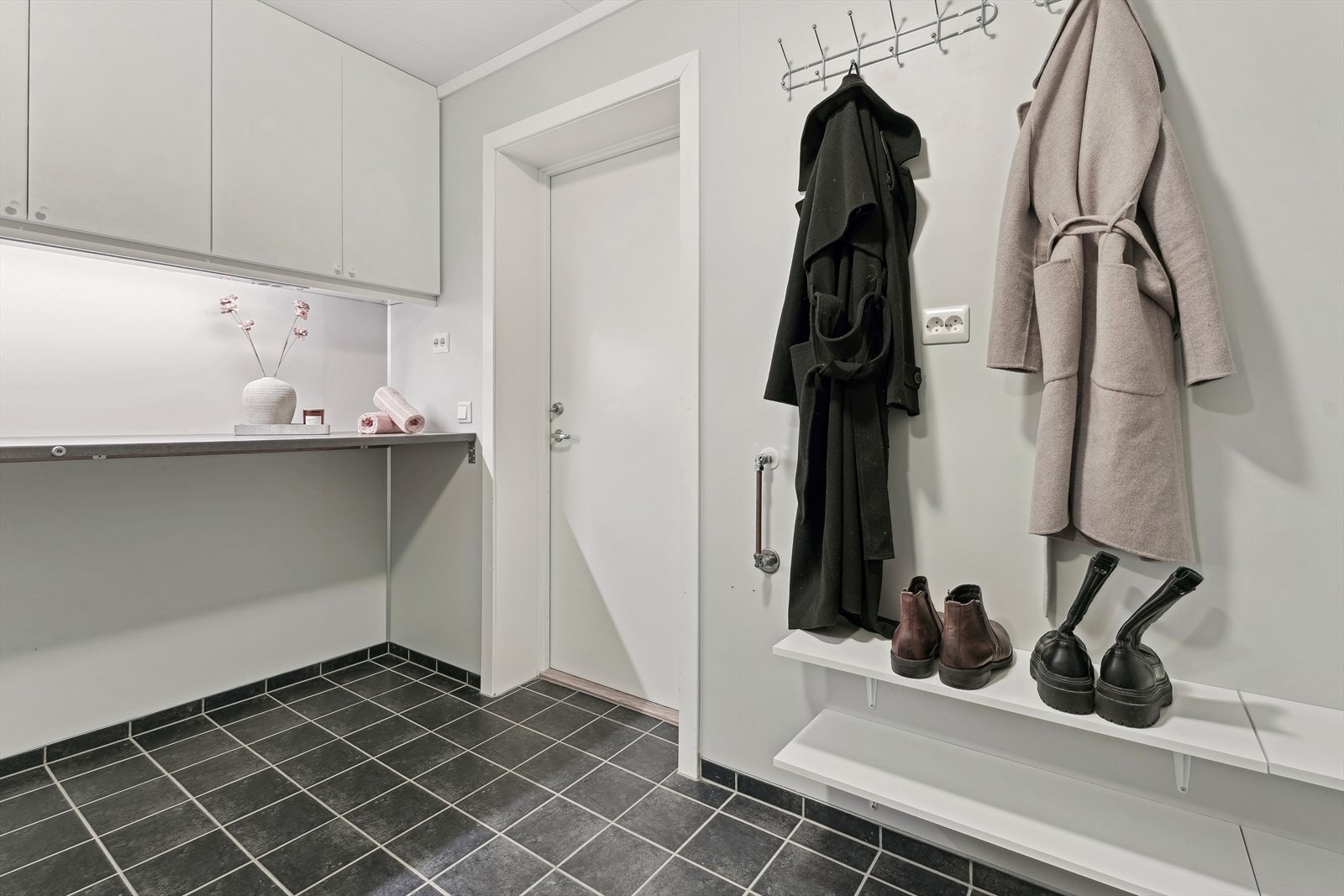 Vaskerommet har direkte tilkomst til og frå garasje, slik at ein også kan nytte dette som grovinngang. Eit praktisk og familievennleg rom med både hyllesystem, skapplass, benkeplass og skyllekar. Galleribilde