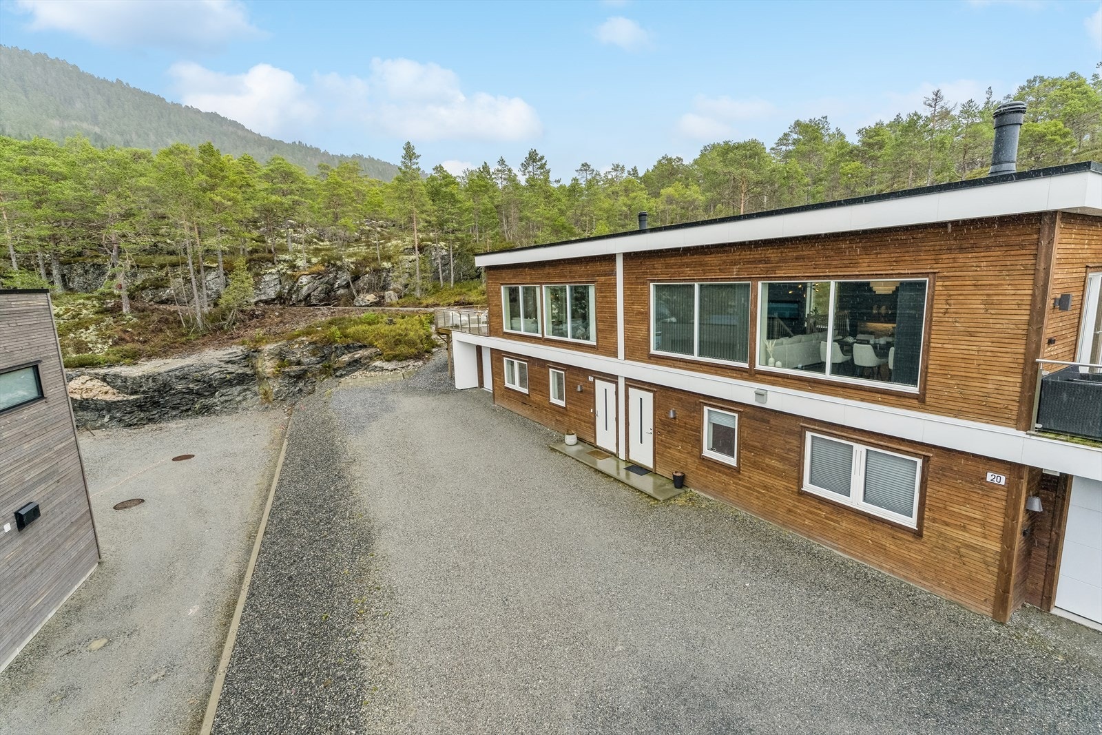 For øvrig gode parkeringstilhøve på romsleg, felles tunområde. Uteområdet er ikkje seksjonert, men i praksis nyttar kvar seksjon området som naturleg tilhøyrer sin bustad. Galleribilde