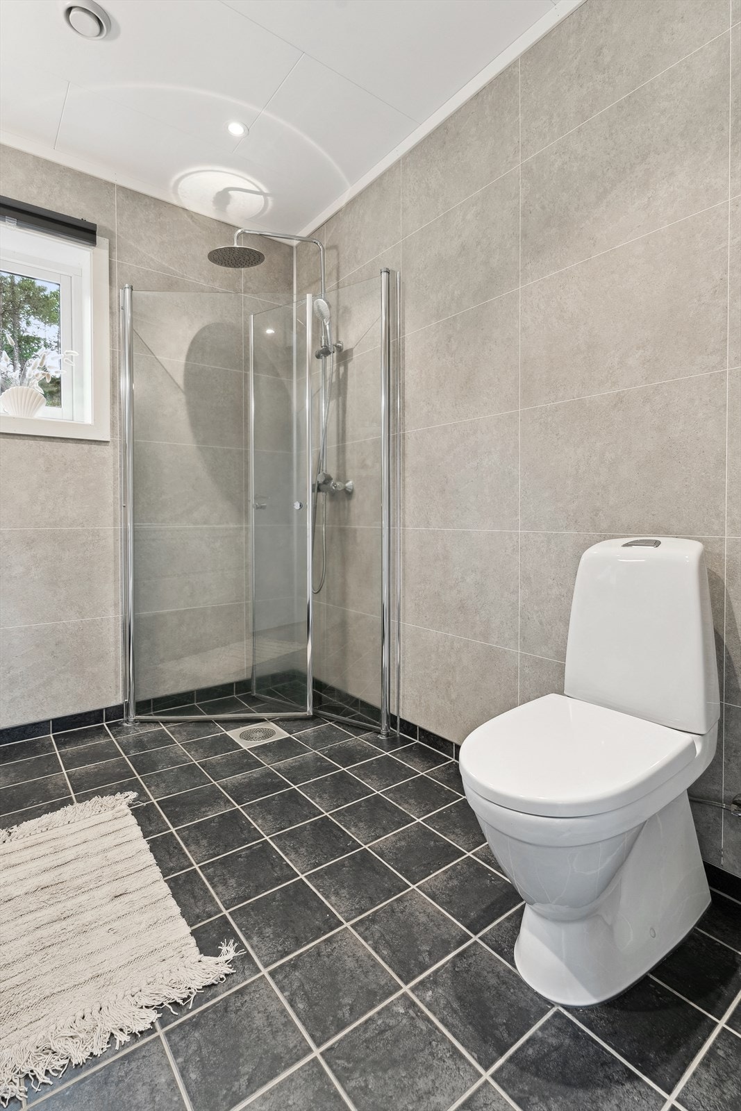 For øvrig er badet utstyrt med regnfallsdusj og innfellbare dusjveggar, wc og varme i golv. Galleribilde