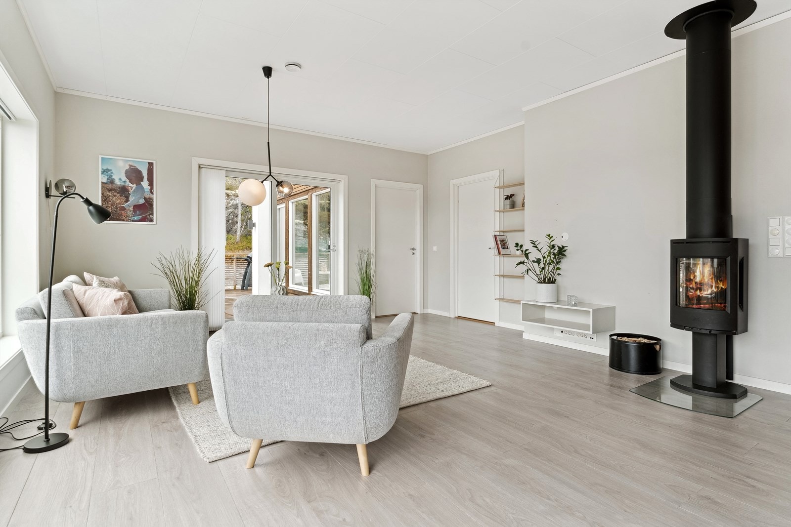Soverom og bad ligg fint plassert for seg sjølv i hjørnet av hovedetasjen. Galleribilde