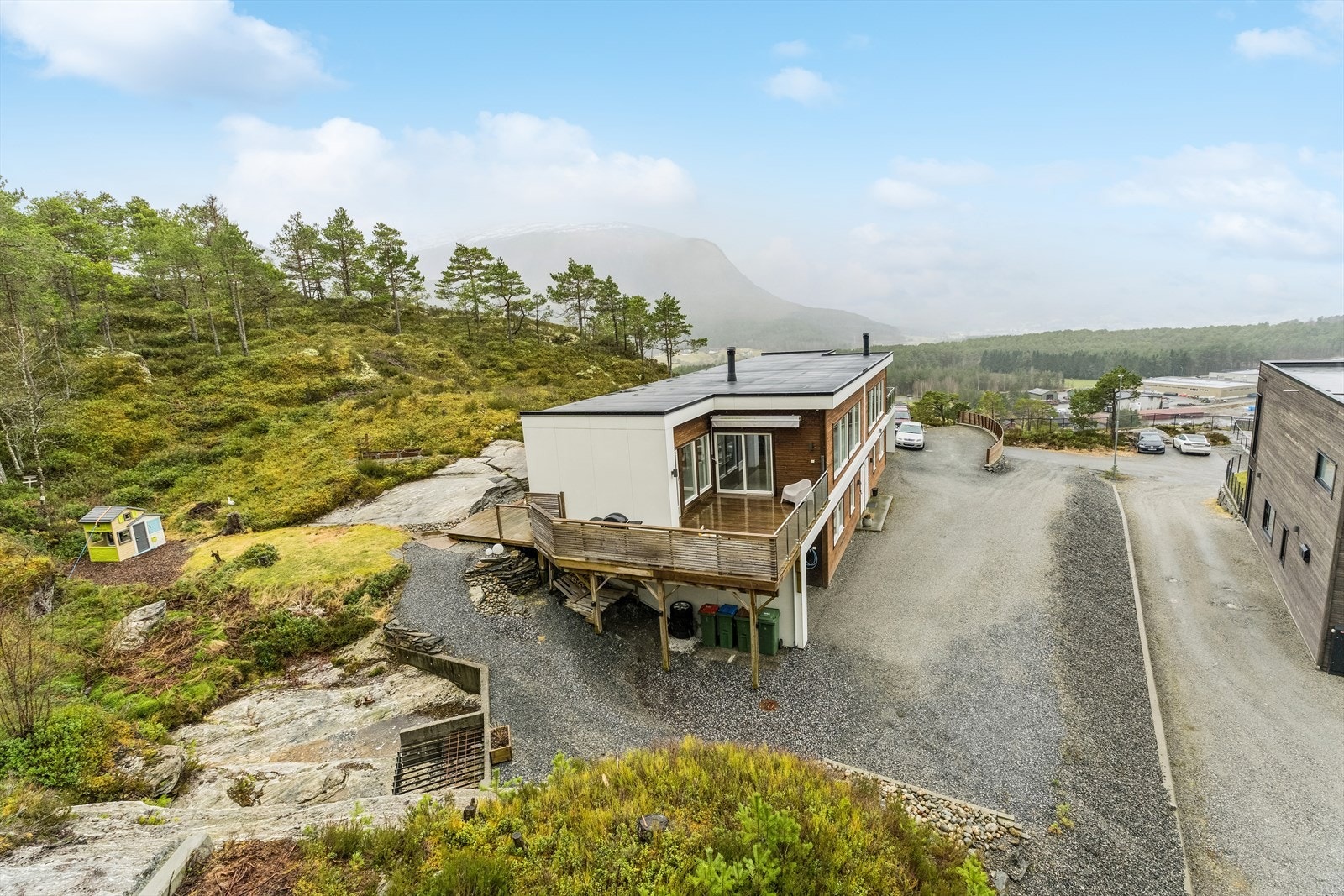Tenk å kunne spasere frå eiga stove og rett ut i skog og mark, rik på fine friluftsterreng og spennande turstiar vidare mot fjellheimen! Galleribilde