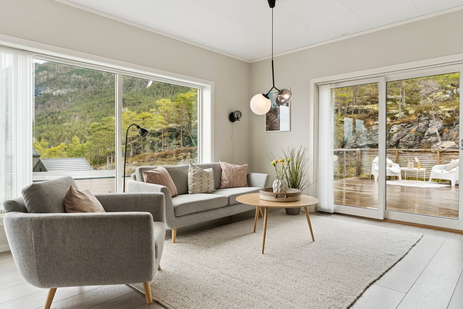 Frå opphaldsrommet har ein også direkte utgang til terrasse via glasskyvedør. Galleribilde
