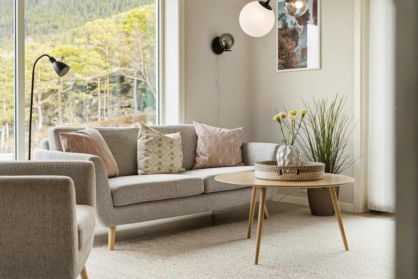 Her kan både små og store finne seg til rette, i ein triveleg bustad med arealeffektiv og god planløysing over to etasjar. Galleribilde