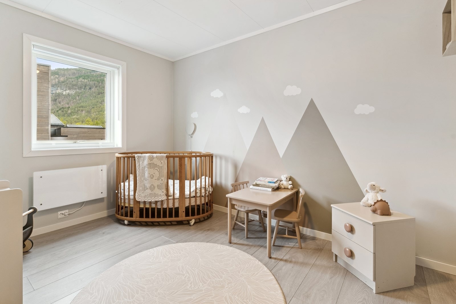 Eit sjarmerande og triveleg barnerom med god plass for både leik, læring og søvn. Galleribilde