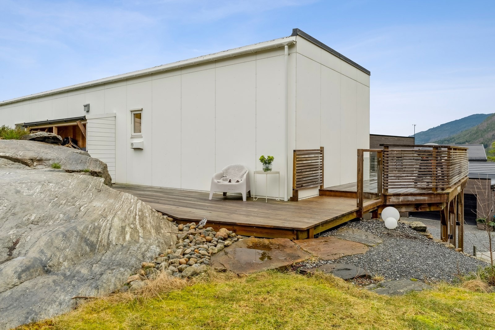 Terrassen strekk seg vidare bak bustaden, som ligg på ei endetomt grensande til natur- og friområde. Galleribilde