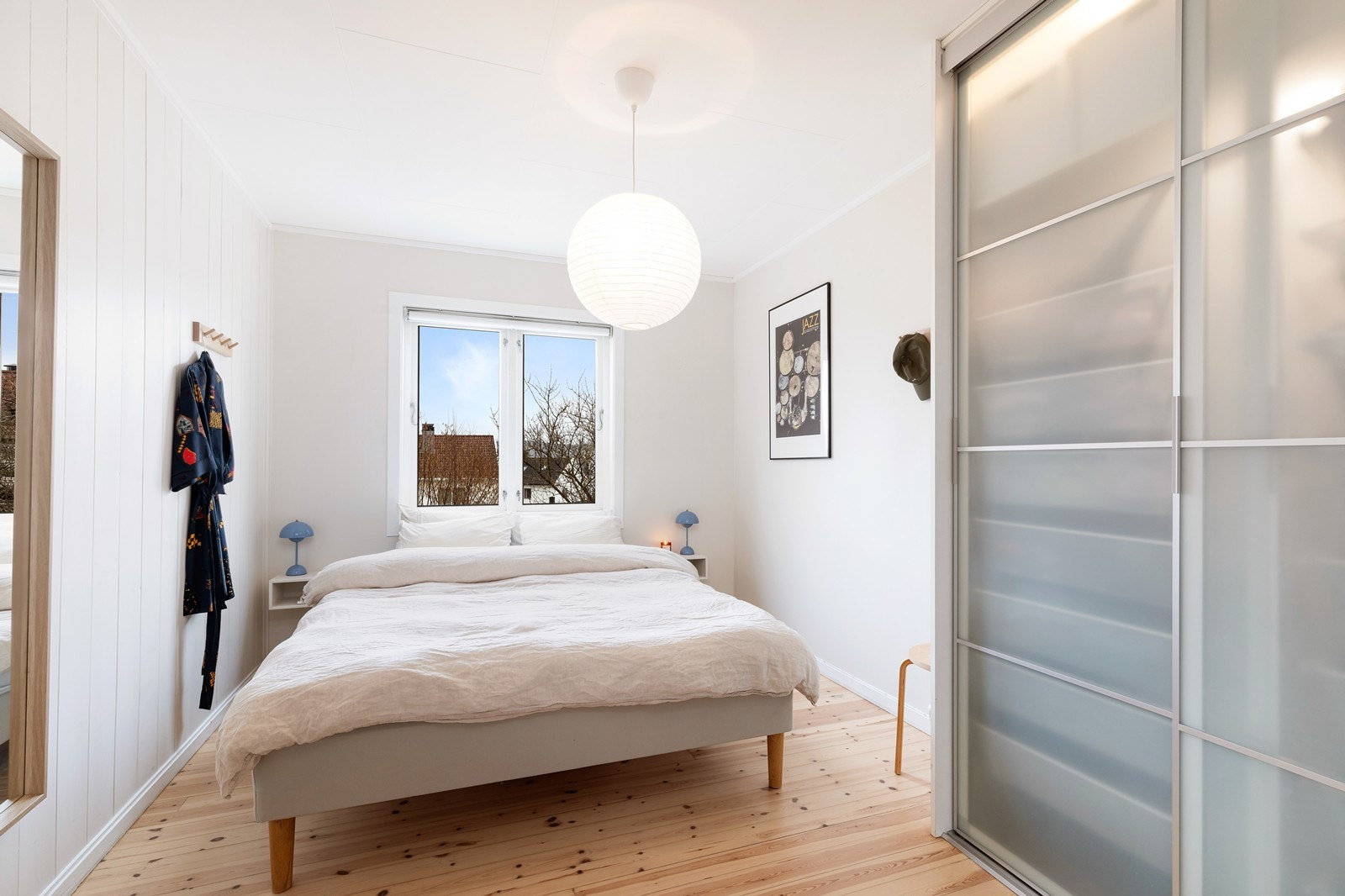 Romslig hovedsoverom med plass til dobbeltseng og rikelig med garderobeplass Galleribilde