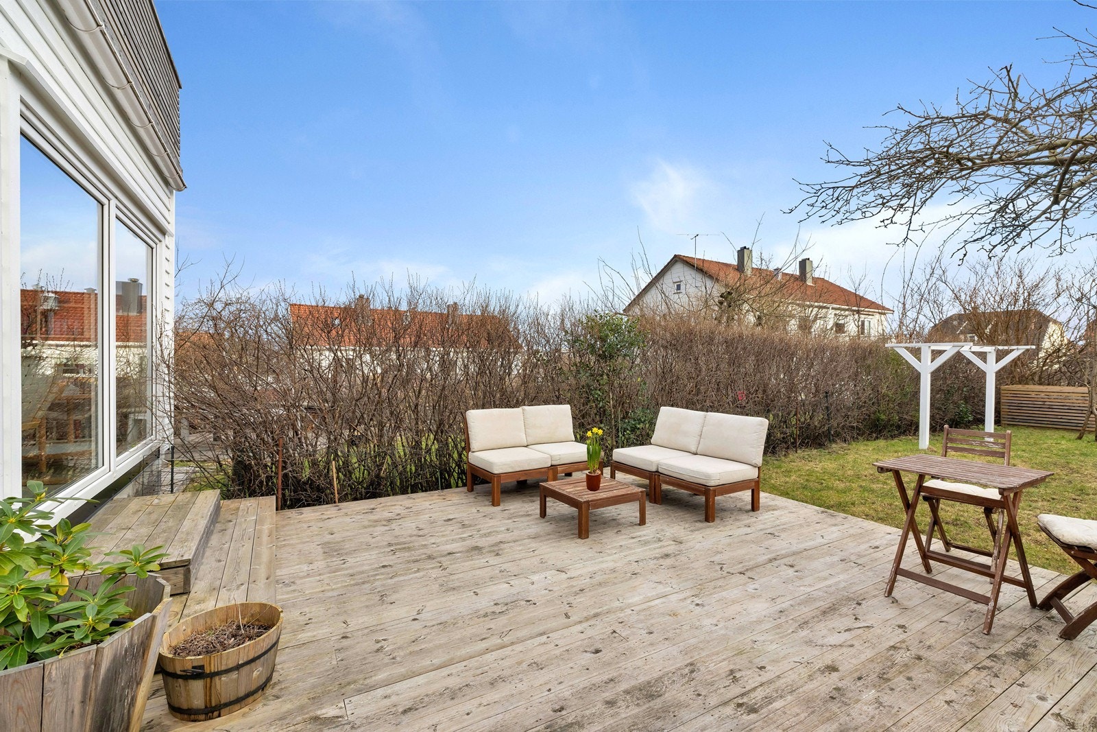 Bygget består av fire leiligheter, som har delt tomtens bruk seg imellom. Uteplassen er nydelig opparbeidet med plen, terrasse og pergola. Galleribilde