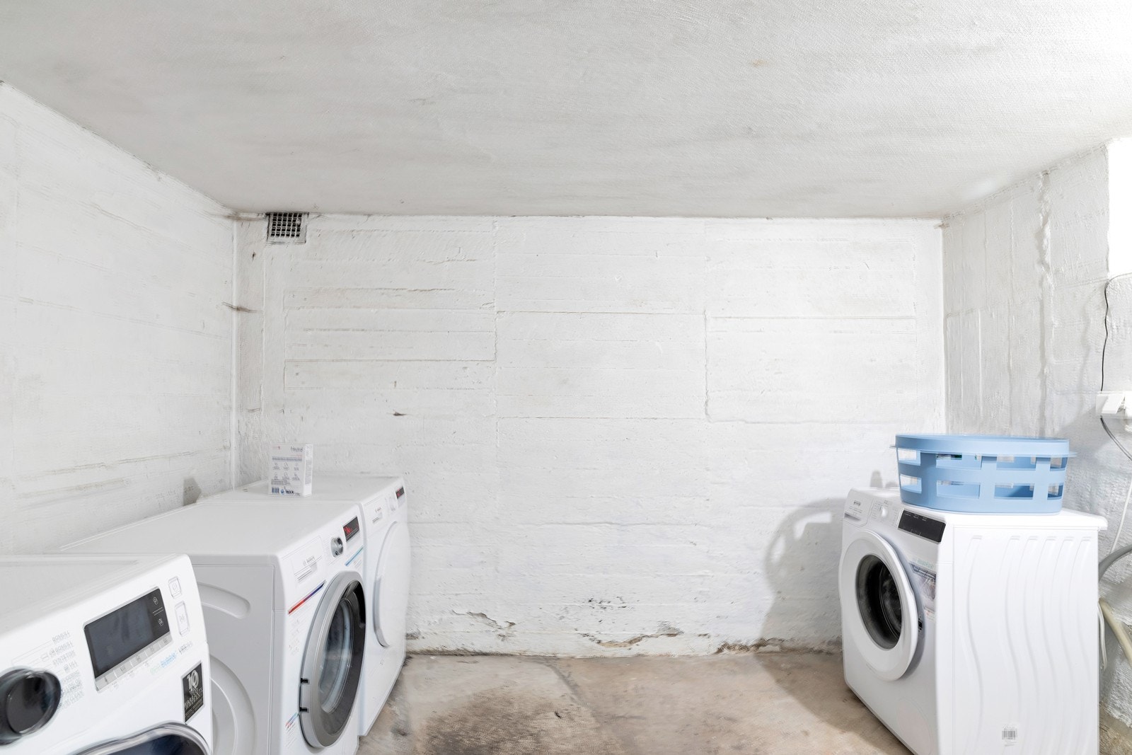 Vaskeri i kjeller med plass til egen vaskemaskin og tørketrommel. Leiligheten disponerer 4 romslige kjellerboder Galleribilde