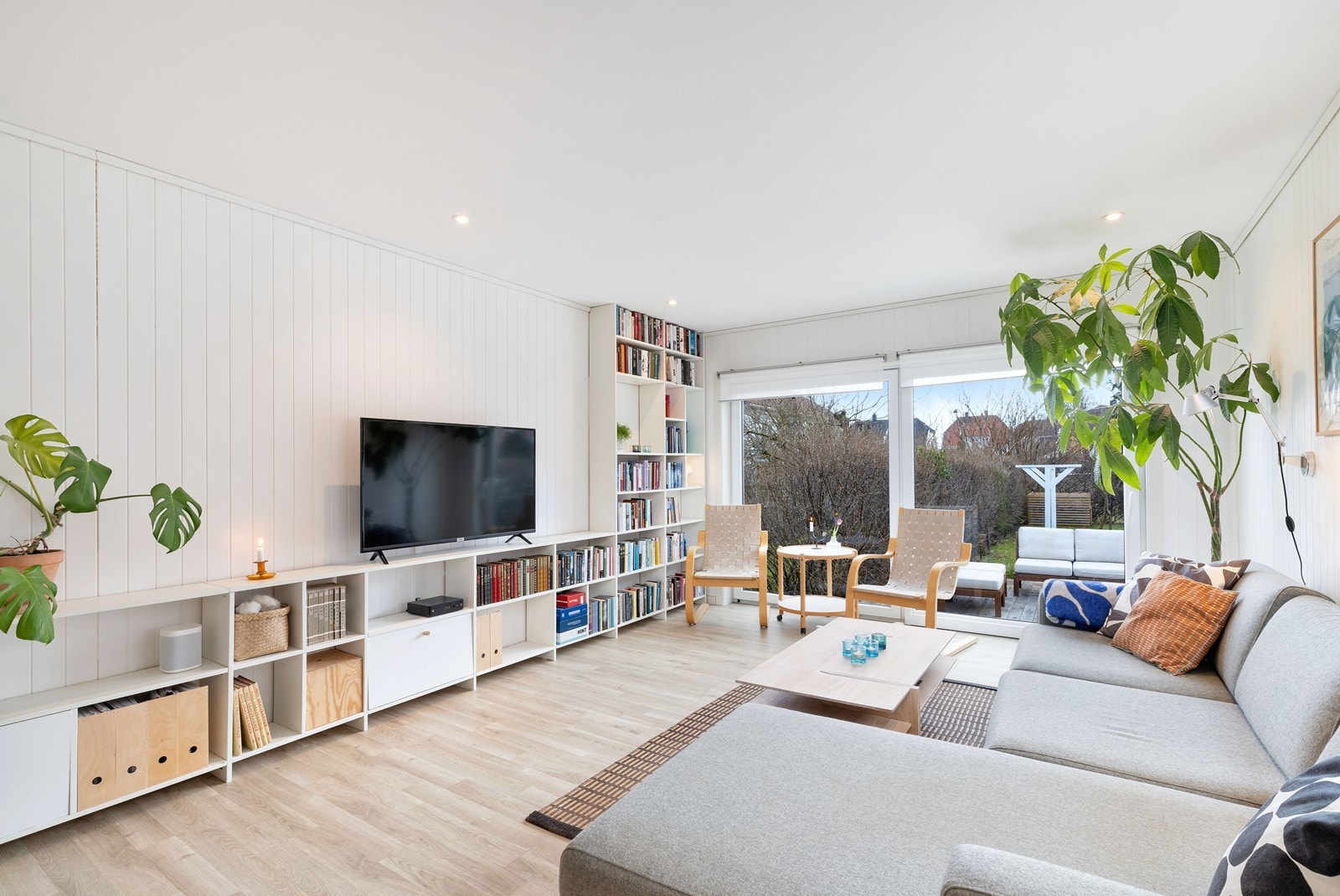Downlights i tak. God plass til både sofa- og spisegruppe Galleribilde
