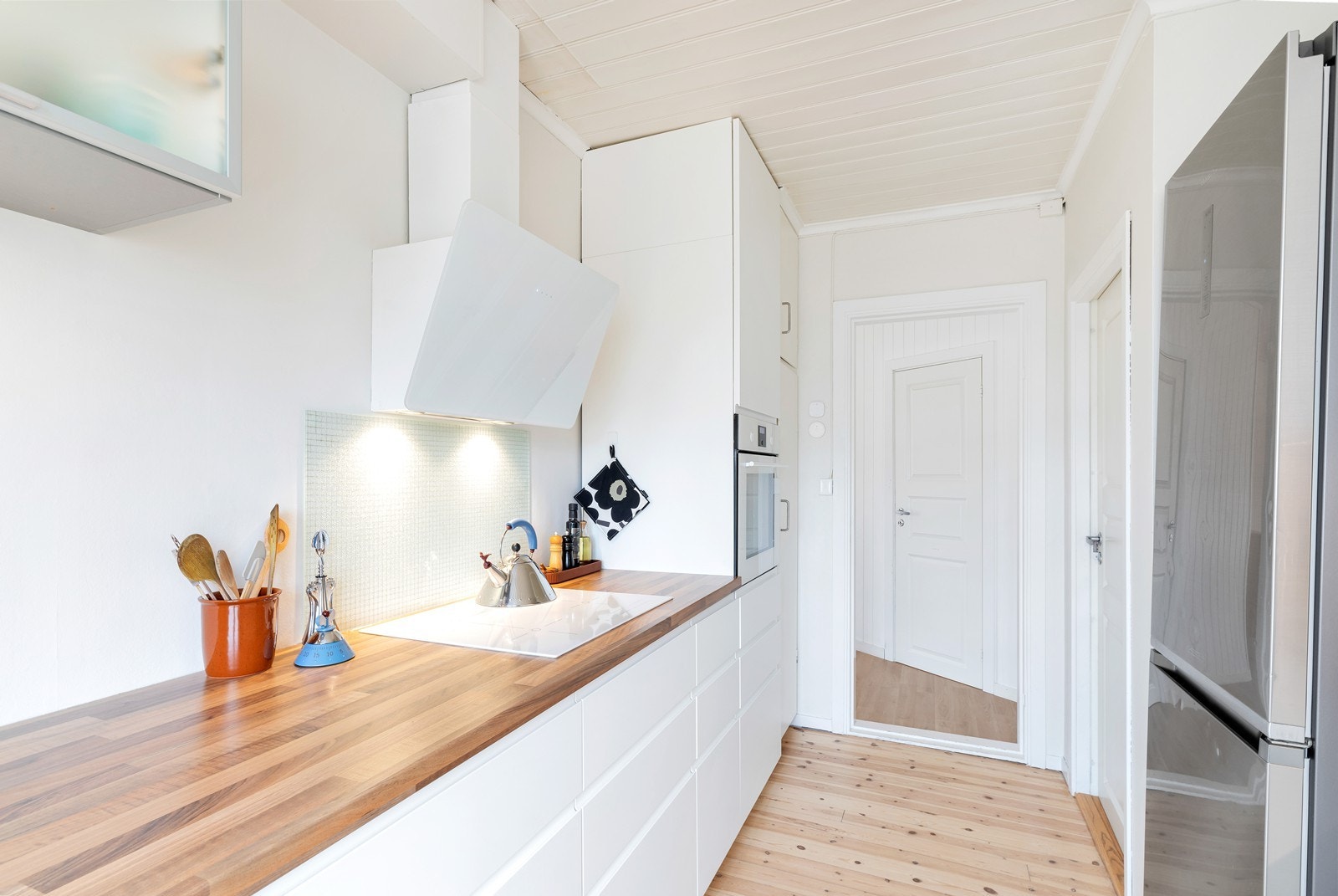 Et flott IKEA kjøkken fra 2019 med mye skap- og benkeplass. Kjøkken inneholder integrert stekeovn, induksjon koketopp, oppvaskmaskin og et frittstående kjøleskap. Galleribilde
