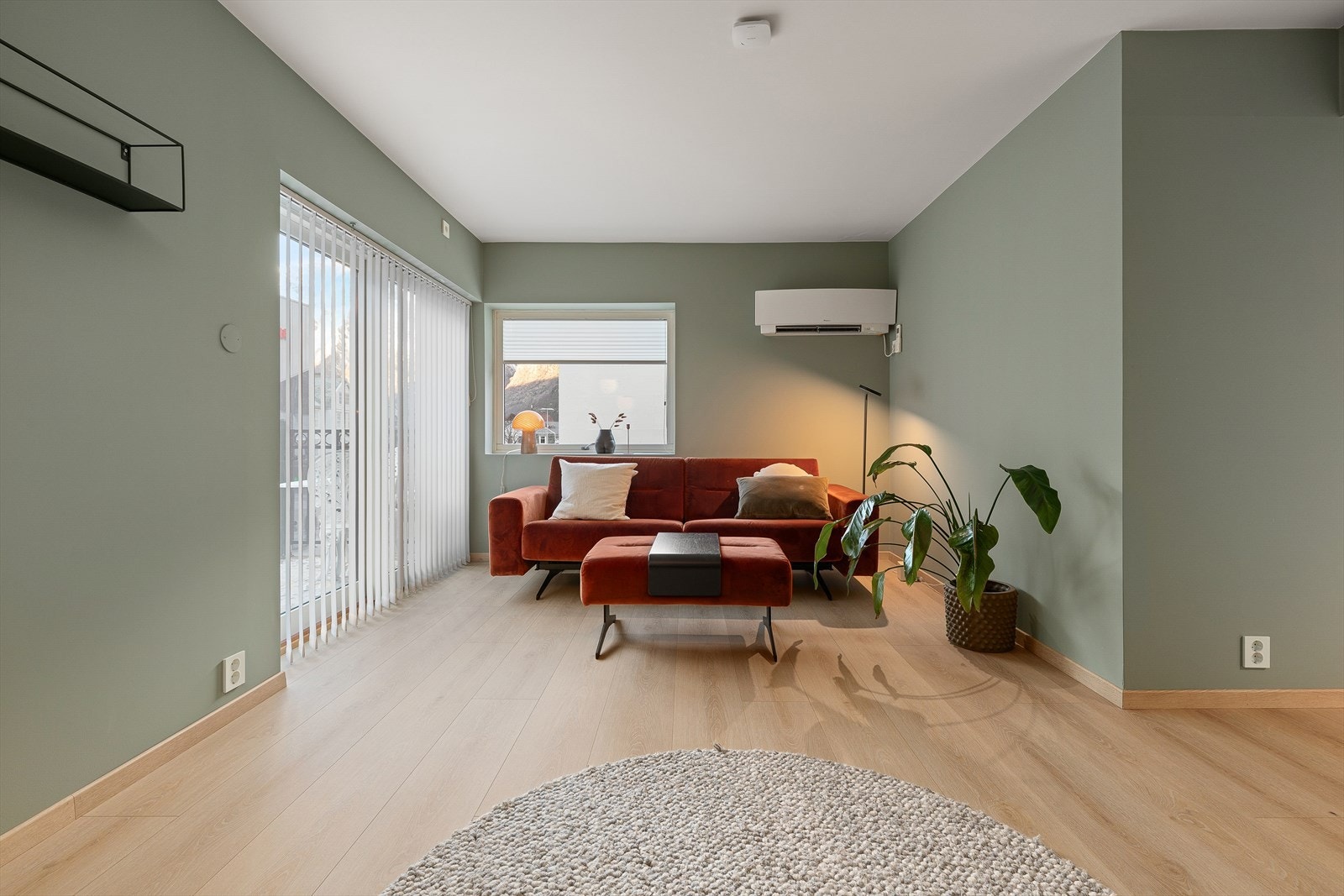 Rommet er av god størrelse og har både varmepumpe og vedomn som oppvarmingskjelder. Galleribilde