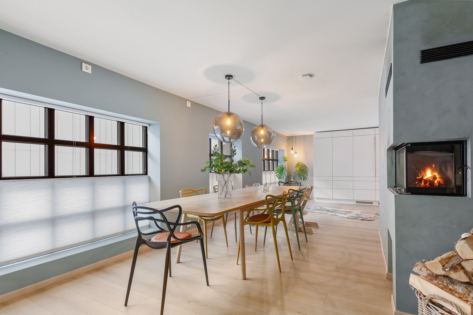 Planløysinga i bustaden er svært barnevennleg då ein har fleire adskilte romløysingar og rikeleg med boltreplass for heile familien. Galleribilde