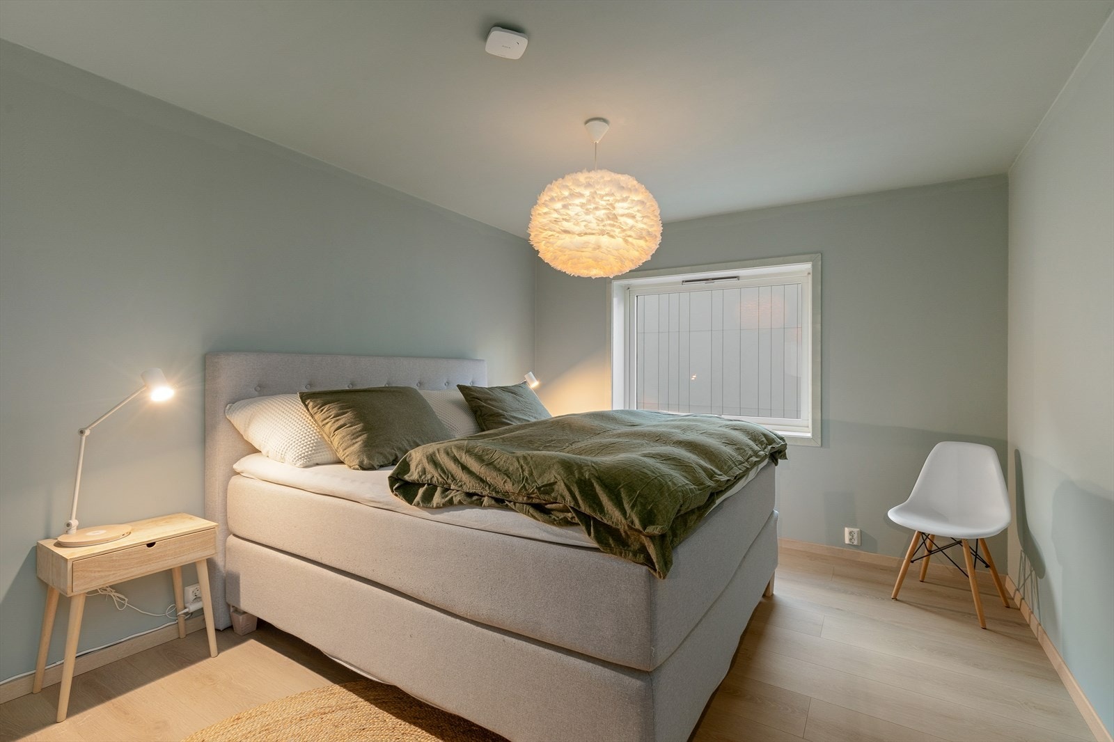 Soverom med god plass til både seng og nattbord. Galleribilde