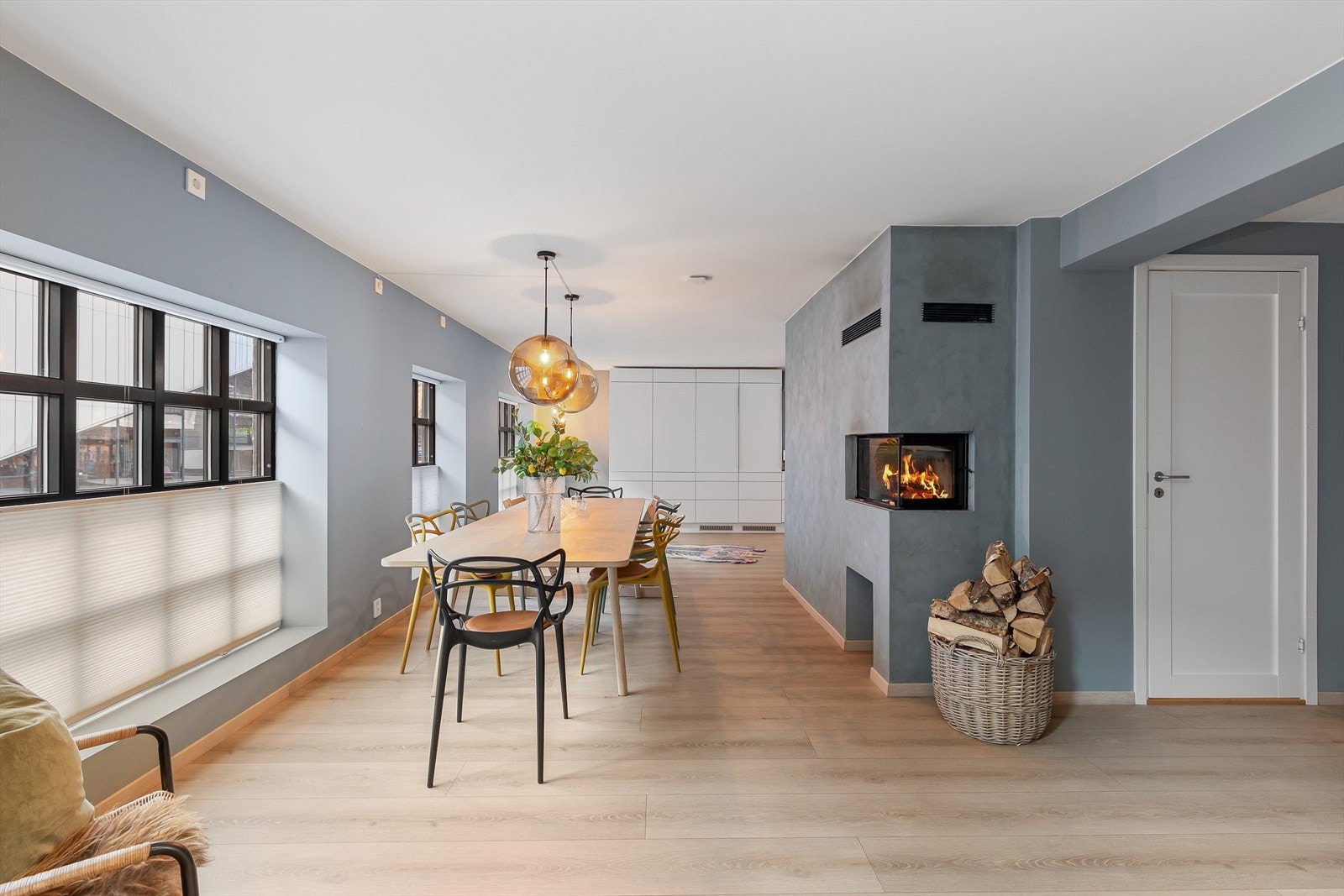 Bustaden blei ombygd og renovert i 2018, går over fire plan og framstår som moderne, innbydande og innflyttingsklar. Med gjennomgåande høg standard og imponerande takhøgde, er denne bustaden perfekt for deg som ønsker god plass og ei eksklusiv atmosfære. Galleribilde