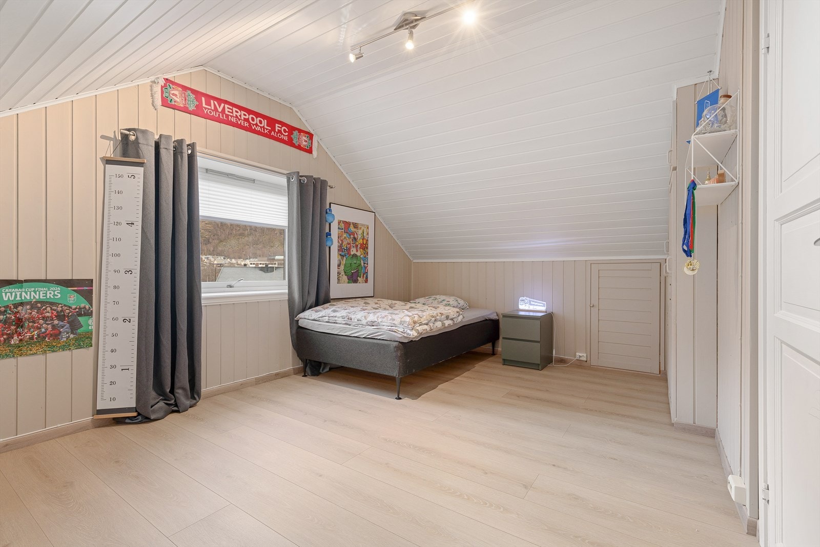 Soverom av god størrelse med plass til seng og garderobe. Galleribilde