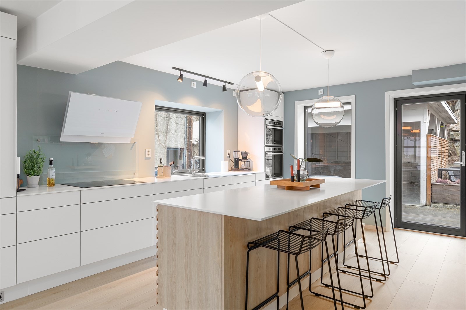 Frå kjøkken er det tilkomst til uteplass, samt gode vindauge som gir godt med lysinnslepp. Galleribilde