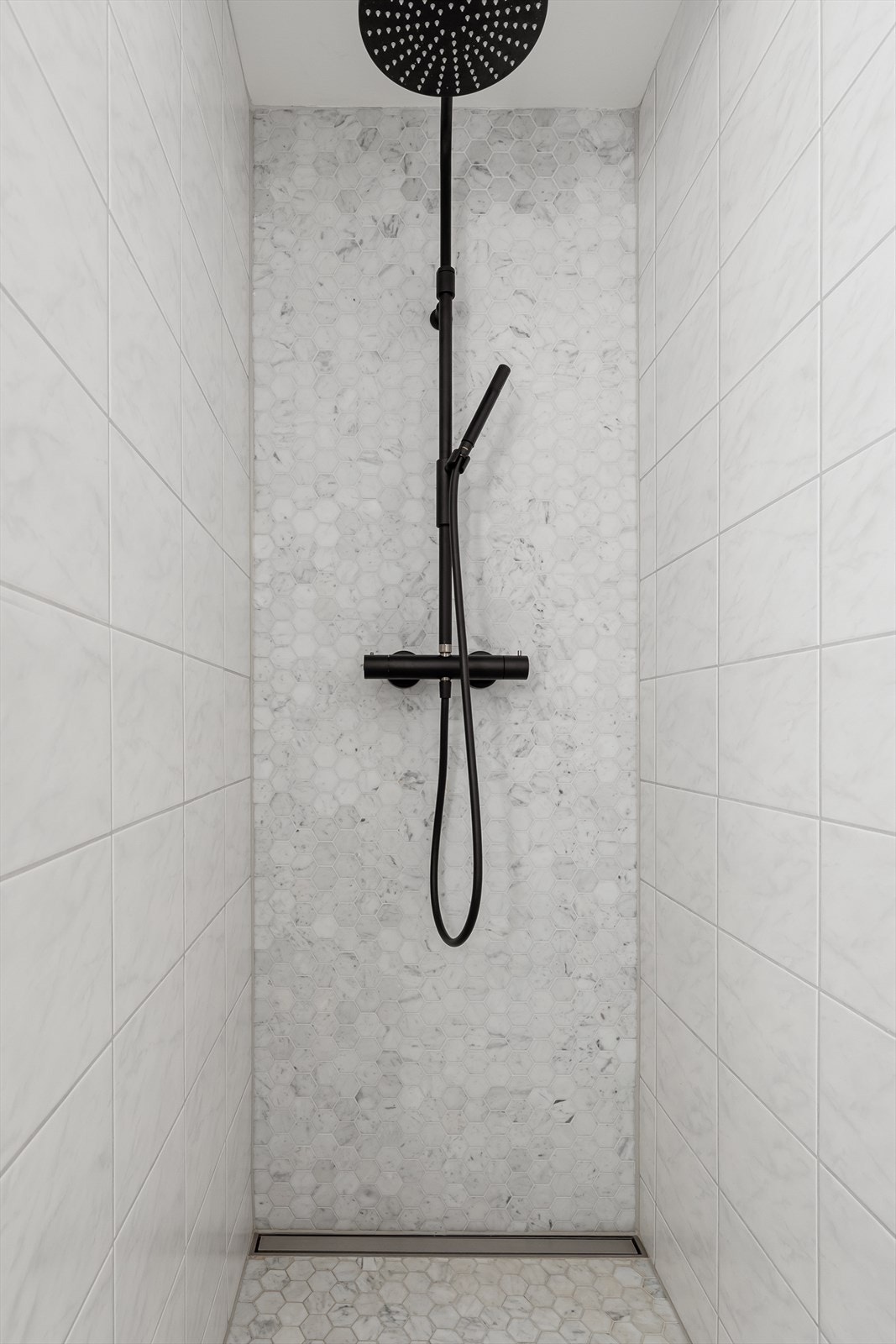 innfelt dusjhjørne med regnfallsdusj. Galleribilde