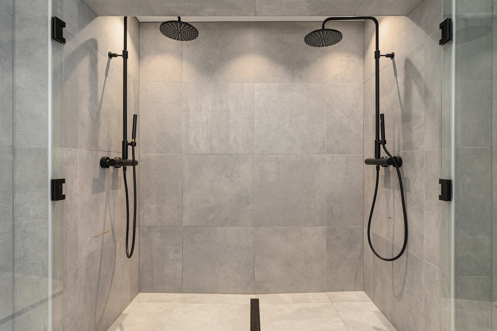 Lukseriøs følelse med god plass i dusjsone med dobbel-dusj. Galleribilde