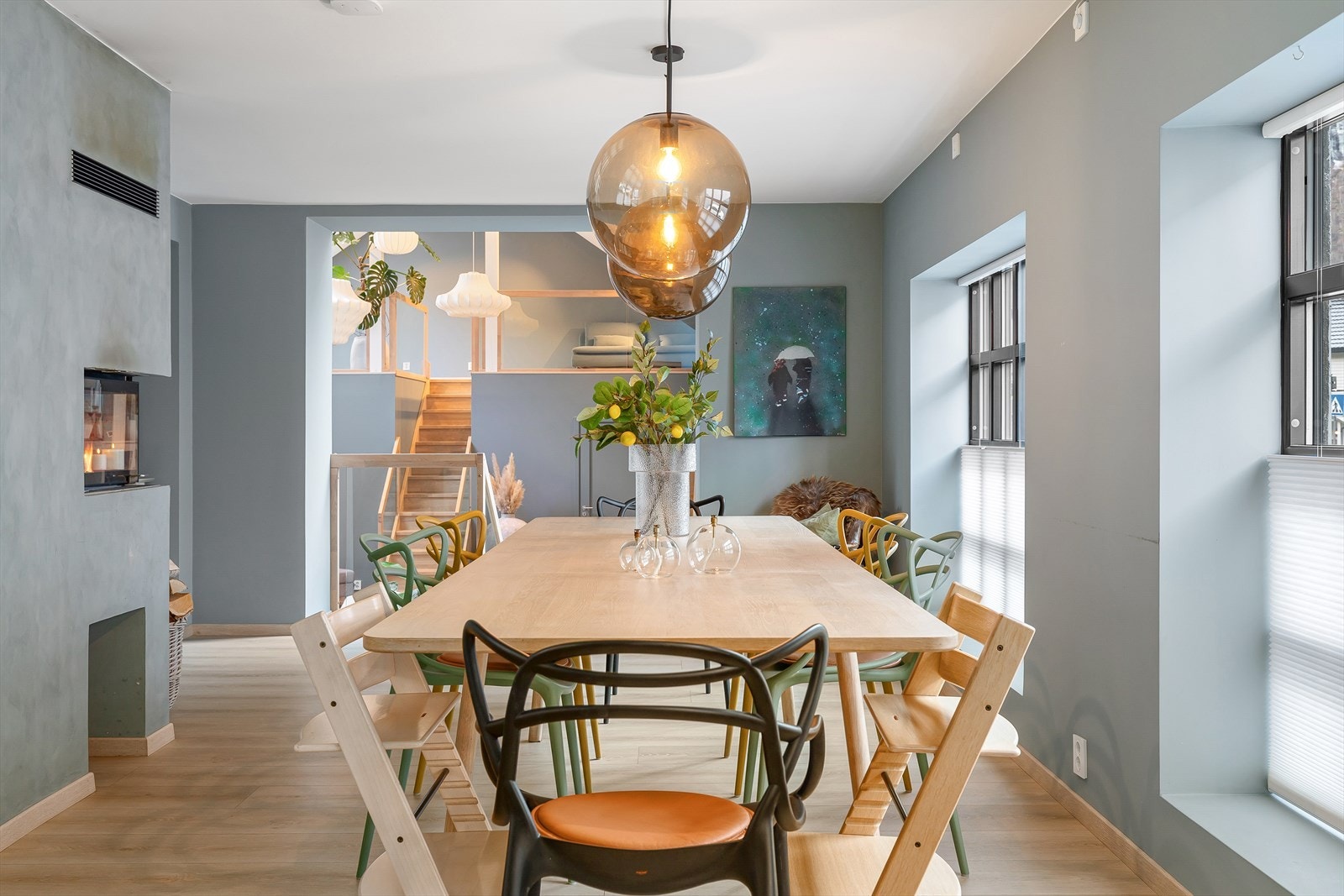 Rommet har peis med innsats, noko som gir ekstra hygge og varme på kalde vinterdagar. Galleribilde