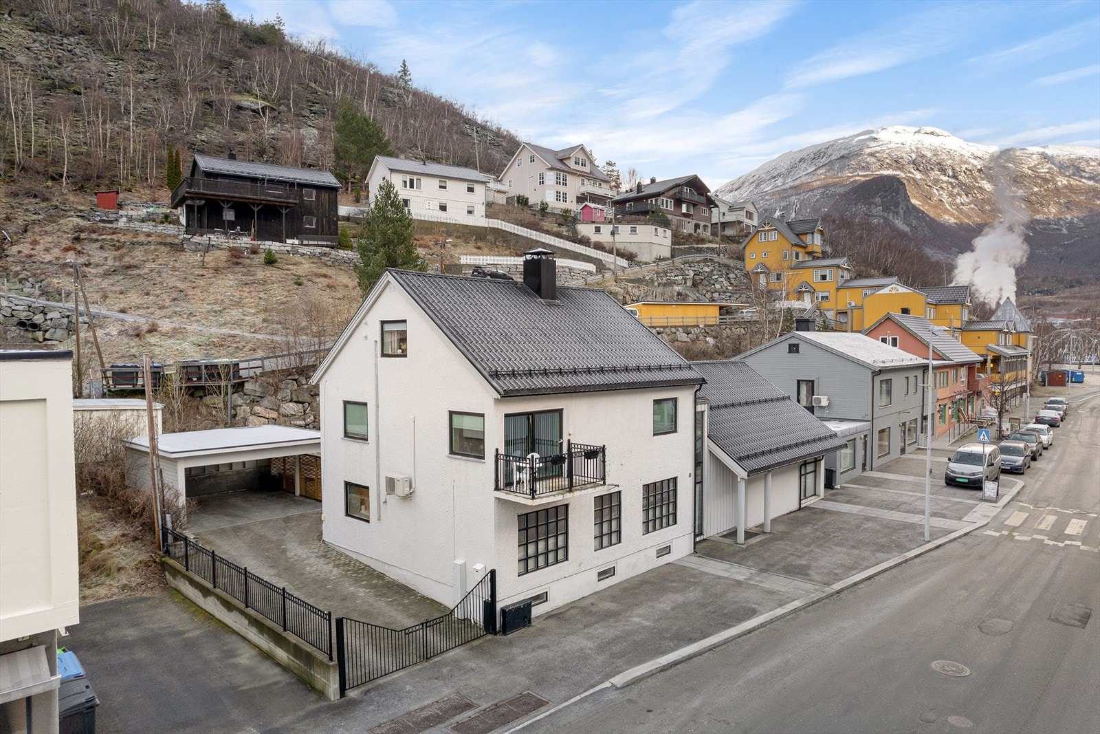 Ein stilfull bustad med plassering midt i hjartet av Øvre Årdal. Galleribilde