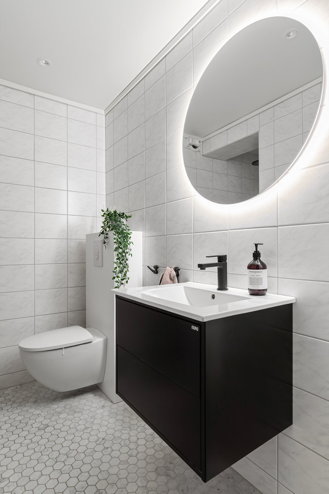 Rommer er utstyrt med servant med innredning, toalett, spegel med lys og .. Galleribilde