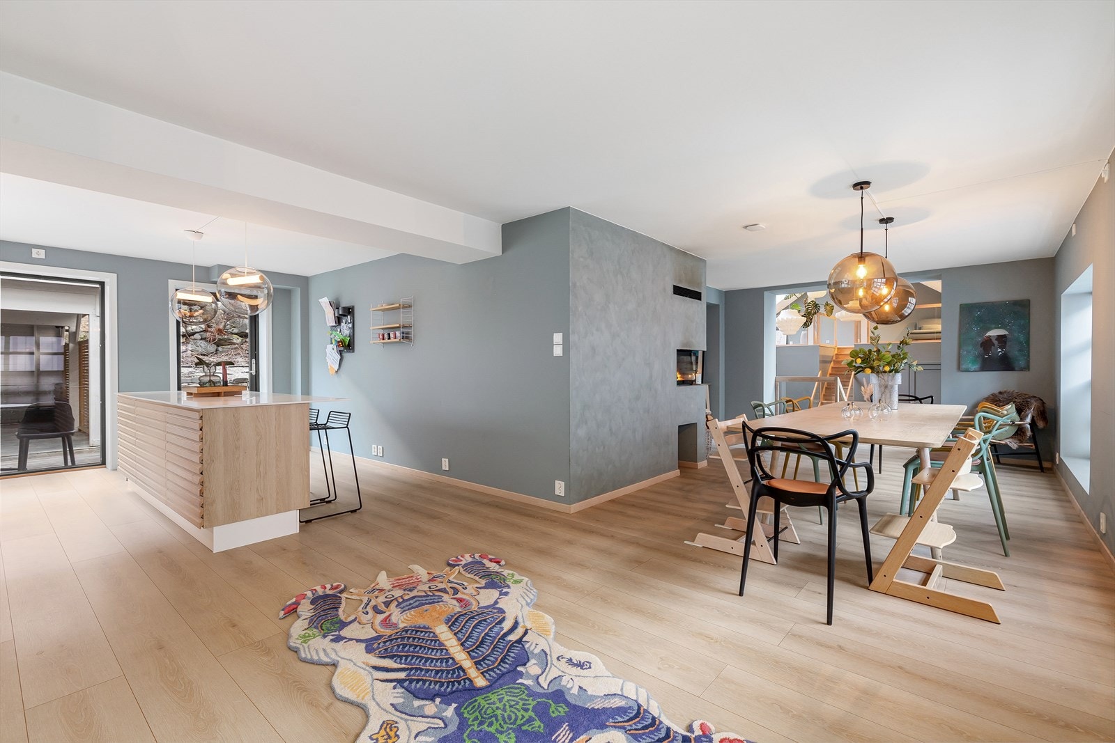 Kjøkkenet er pussa opp i 2018 og framstår stilreint med eit moderne preg. Kjøkkeninnredning frå ..... med fleire arbeidssoner på benk og kjøkkenøy, samt god oppbevaringsplass i skap og skuffer. Galleribilde