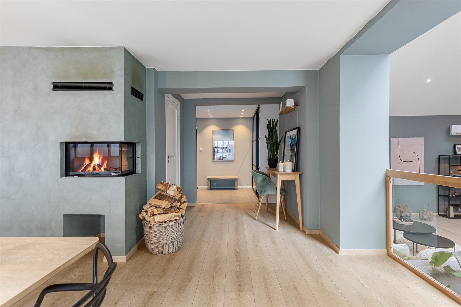 Velkommen inn til ein nydeleg, familievennleg og påkosta bustad med høg standard. Bustaden går over fire plan med romslege opphaldsrom, og eit bruksareal på heile 333 kvm. Galleribilde