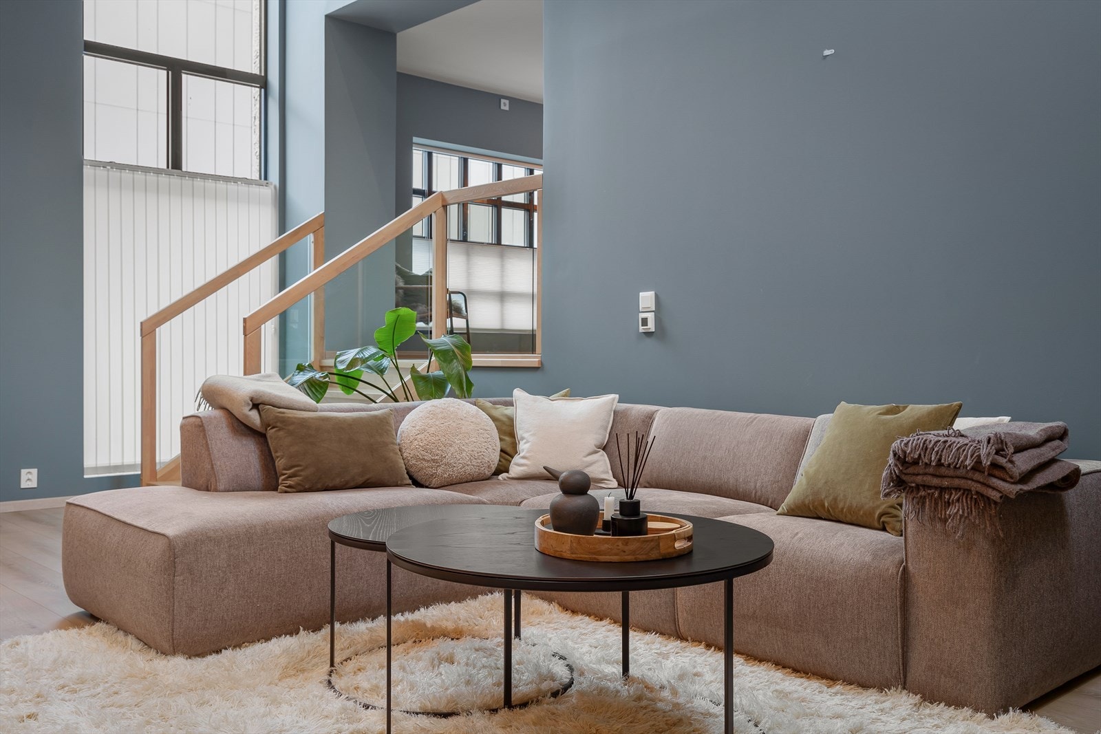 Stova har fleire gode møbleringssoner som gir plass til ei god og stor sofagruppe der ein kan nyte samlingar saman med gode venner og familie. Galleribilde