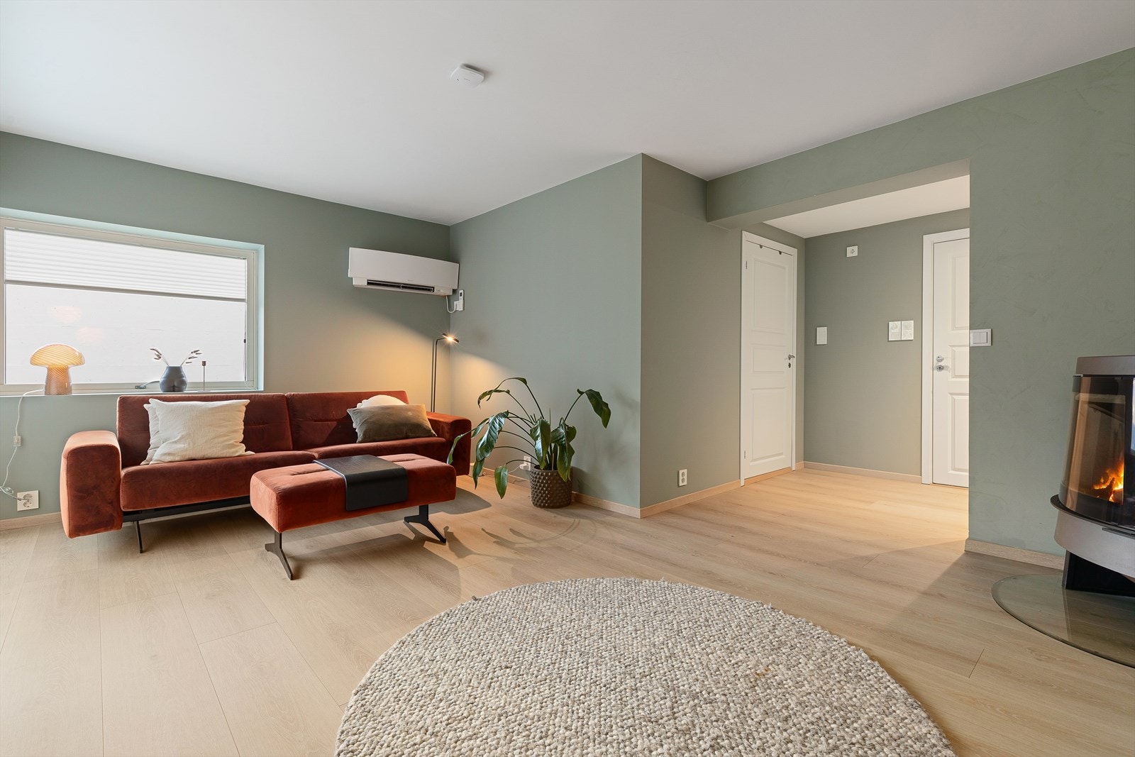 Bevegar ein seg opp i 2. Etasje finn ein ei lys og koseleg stove med moderne overflater i lune fargar. Rommet har store vindauger og utgang til balkong med formiddag- og ettermiddagssol midtsommars. Galleribilde