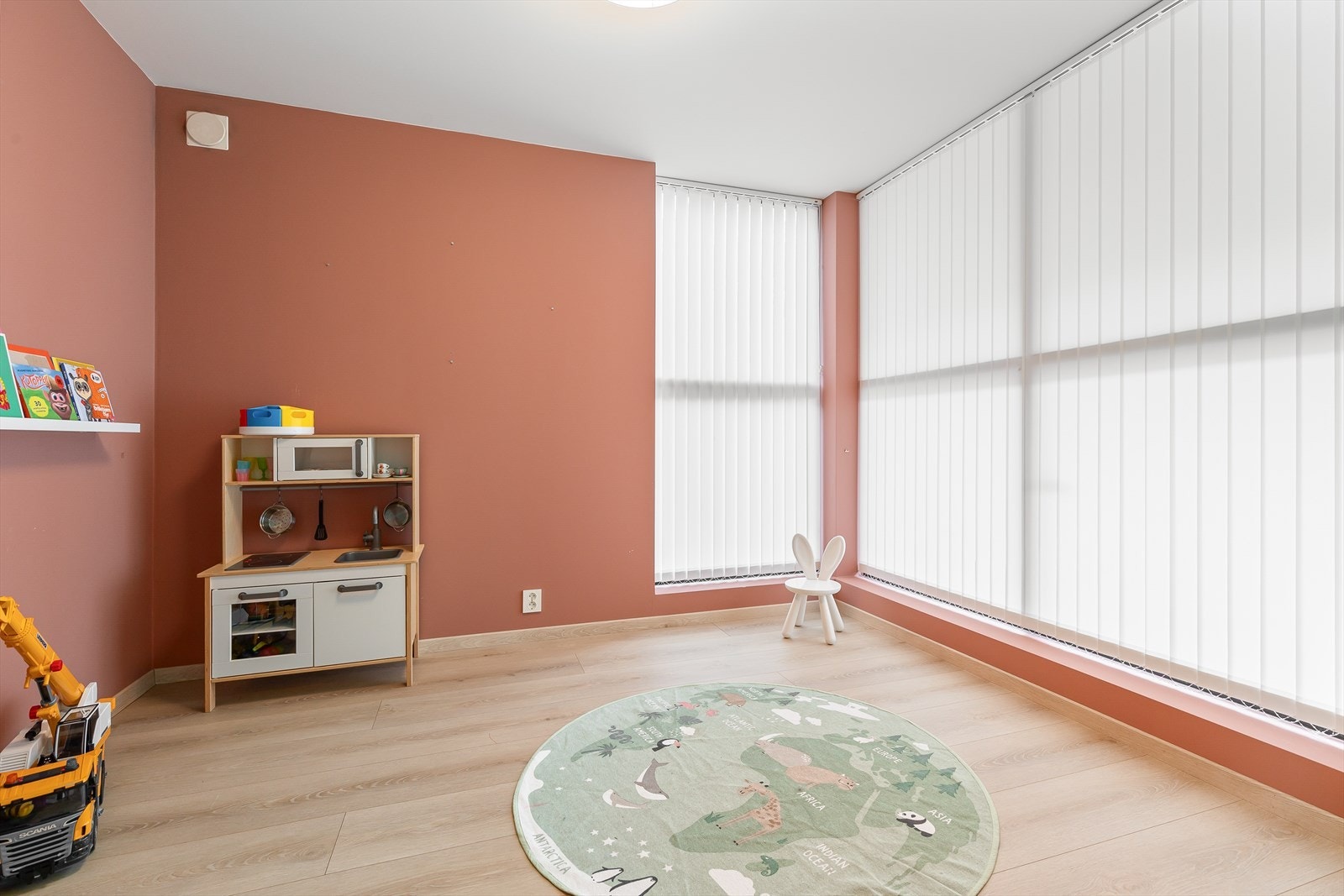 Med tilkomst frå stove finn ein leikerom til barna. Vegg i vegg har ein soverom. Galleribilde