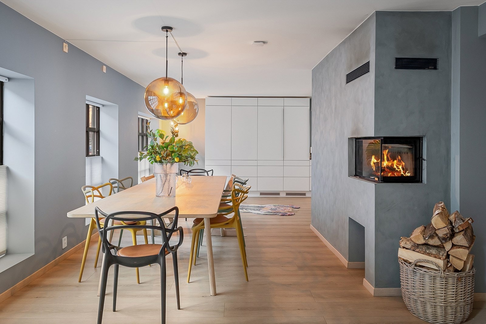 Bevegar ein seg innover finn ein ei romsleg stove, med adskilt spiseseksjon og kjøkken. Galleribilde